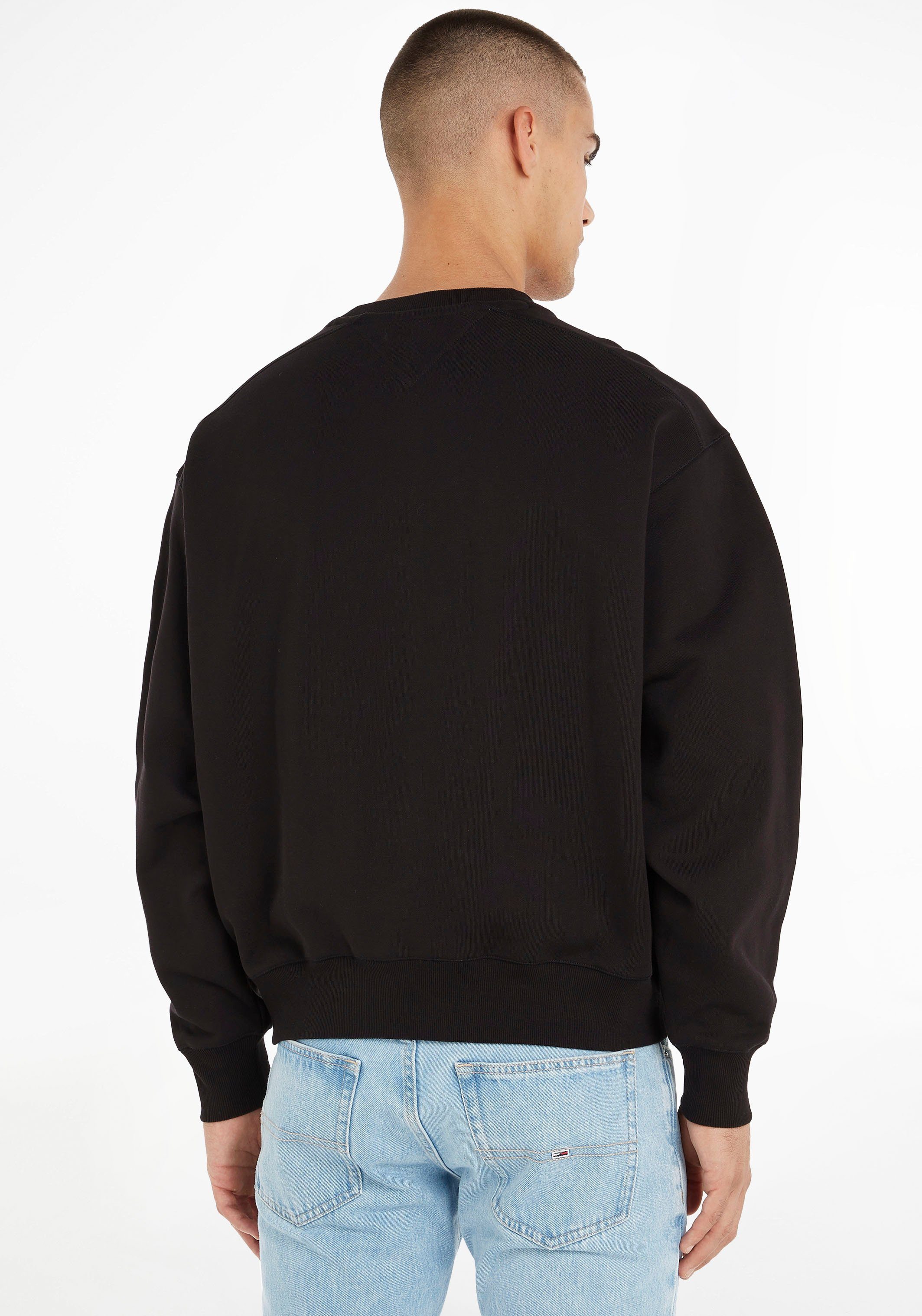Tommy Jeans Sweatshirt TJM BOXY SPORT großflächiger MODERN Logostickerei CREW mit USA Black