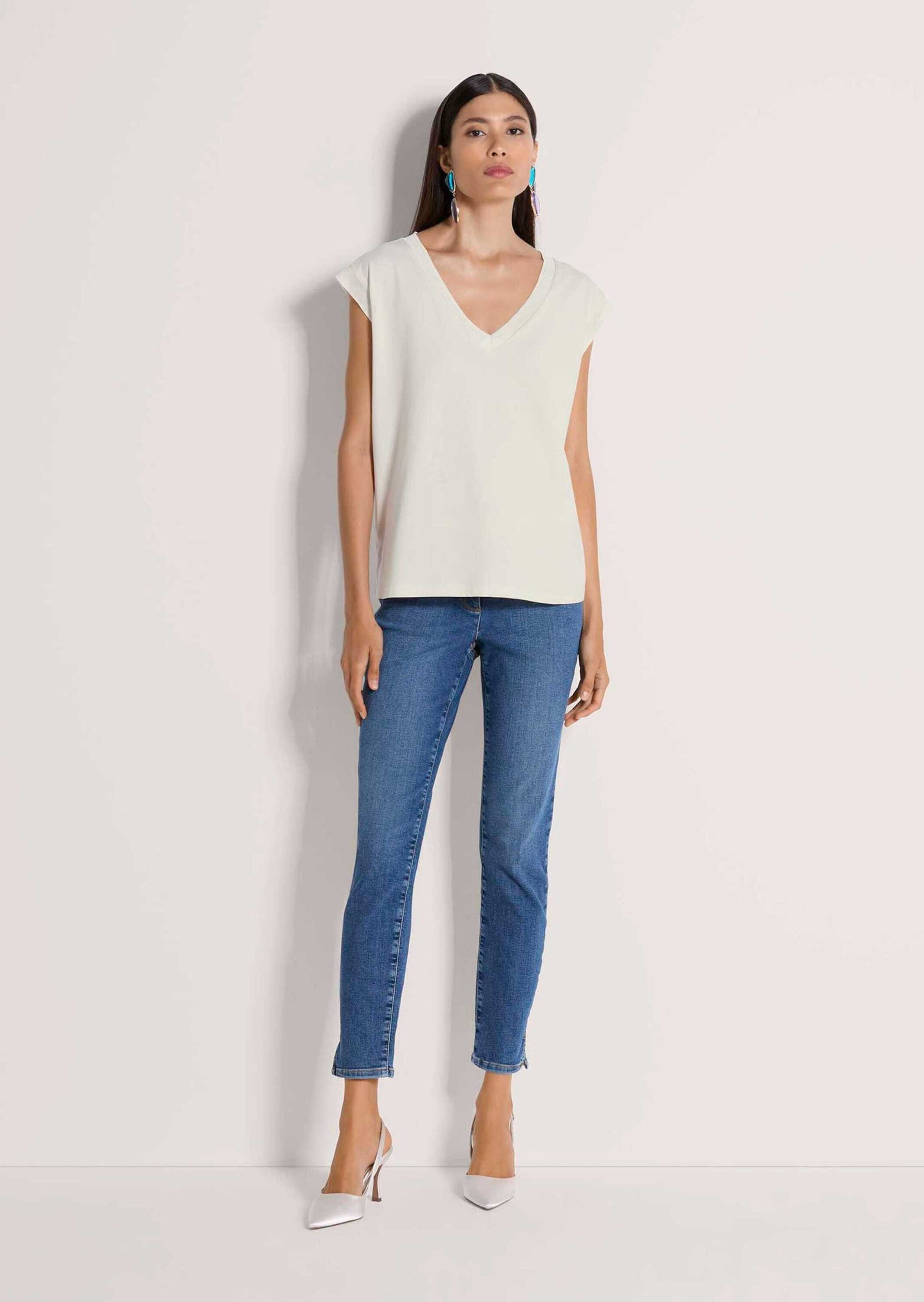 MADELEINE Kurzarmshirt Sommershirt mit Rippenbändern Basicshirt mit V-Ausschnitt, breiten Rippenbändern und Kurzarm