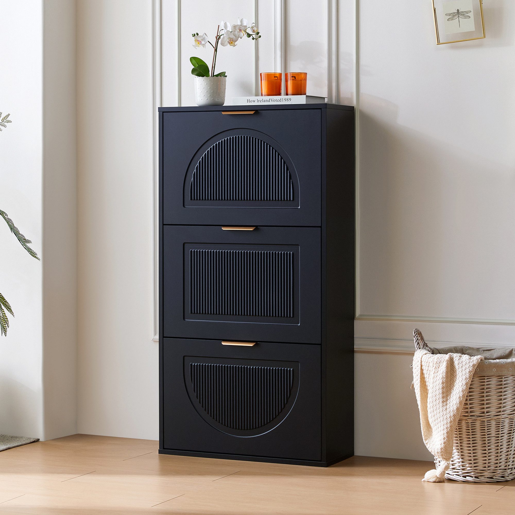 HAUSS SPOLE Schuhschrank Schuhkipper Schmal 60x24x114cm Schuhkommode weiß mit 3 Klappen (Schuhkipper Schmal mit 3 Klappen – Kippsicher & Modern, Platzsparender Schuhschrank für Flur & Wohnzimmer., 1-St., B60/D24/H114 cm) 3 umklappbare Schuhregale, Metallgriff