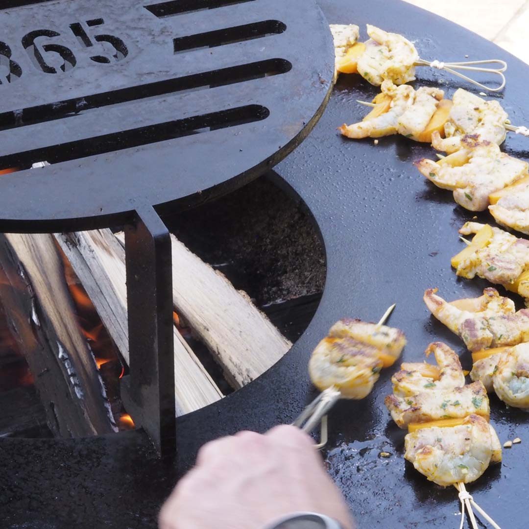 Feuercampus Grillplatte Plancha-Set PIO 100 Deluxe 1 - mit 2 Holzlagern, Ablage und Topgrill