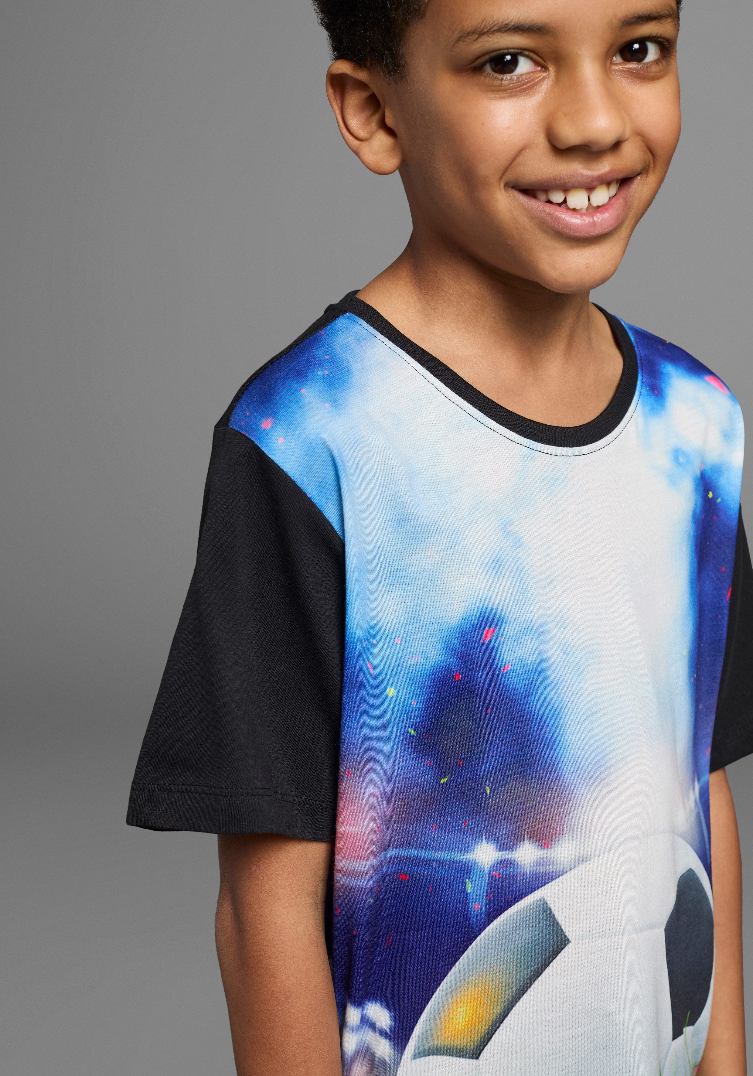 KIDSWORLD T-Shirt Mit coolem FUSSBALL-Print Kurzarm, Basic-Passform, mit trendigem Druck, Rundhalsausschnitt