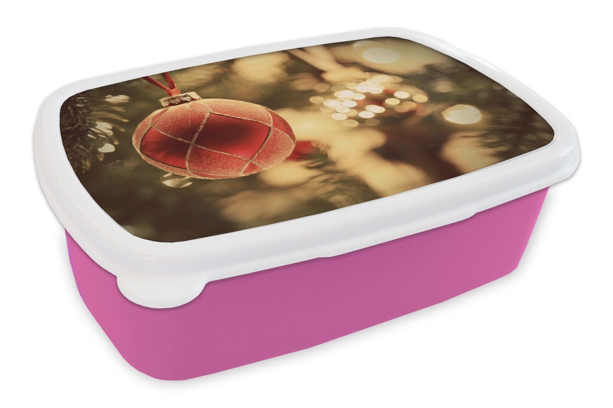 MuchoWow Lunchbox Eine Nahaufnahme von dekorativem Weihnachtsschmuck in der Nähe eines, Kunststoff, (2-tlg), Brotbox für Erwachsene, Brotdose Kinder, Snackbox, Mädchen, Kunststoff rosa