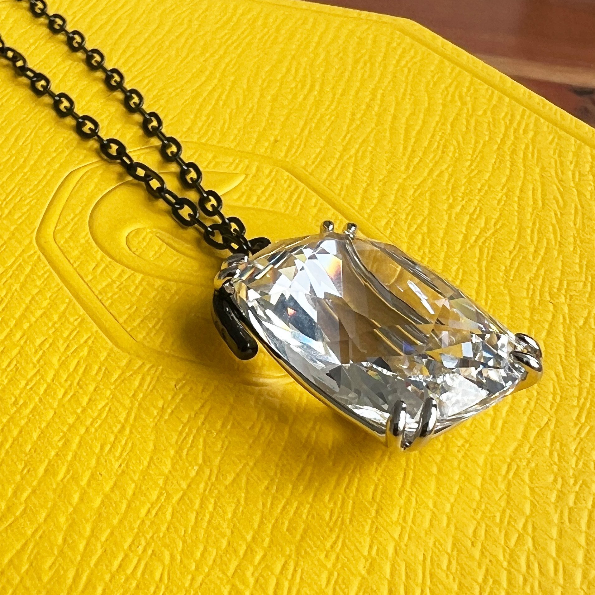 Swarovski Kette mit Anhänger schwarz...