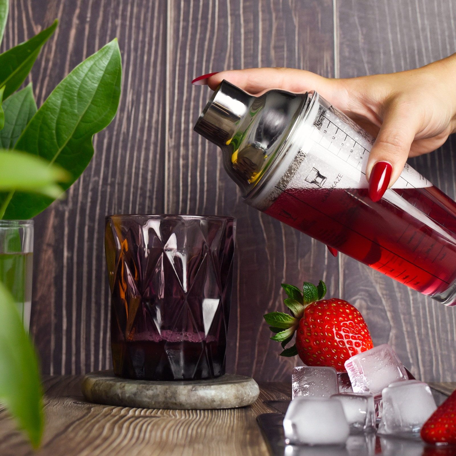 Sendez Cocktail Shaker 400ml mit 6 deutschen Rezepten, Messskala & Edelstahl-Deckel mit Sieb, Glas