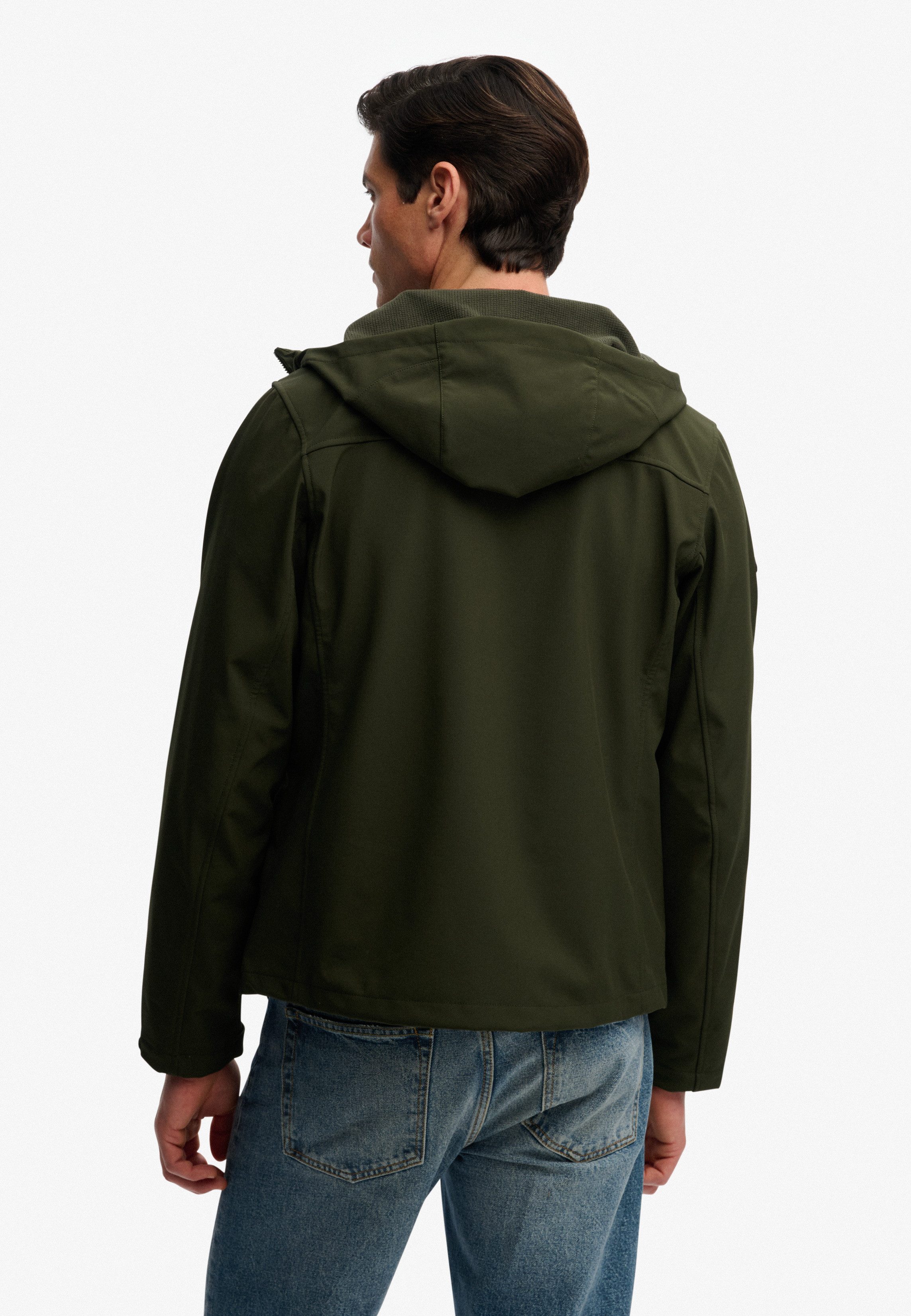Superdry Outdoorjacke HOODED SOFTSHELL TREKKER JKT mit Materialmix aus Polyester und Elasthan, Relaxed Fit – Bild 4 von 5