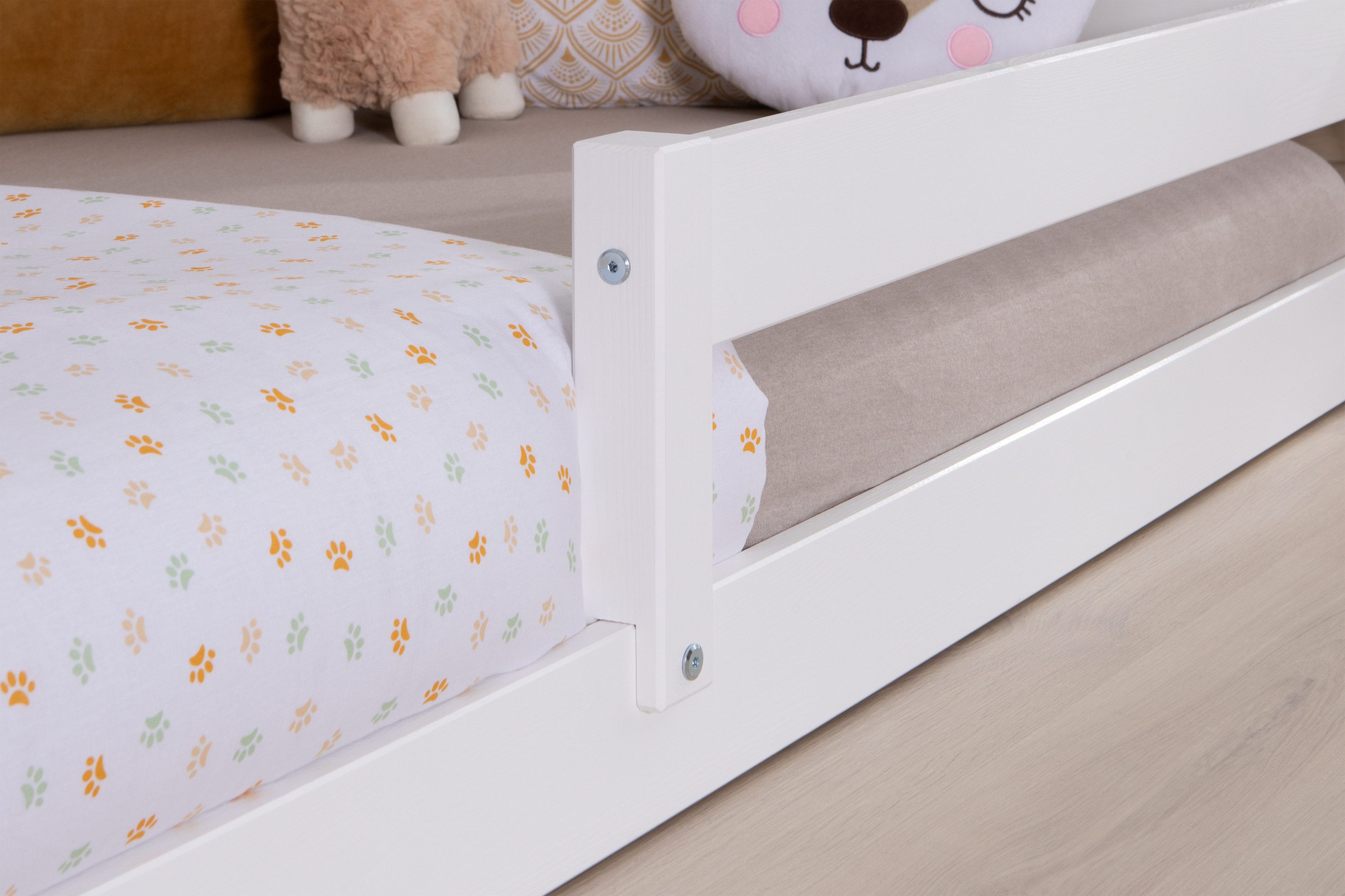 Ticaa Kinderbett Emi Hausbett Bodenbett mit Rausfallschutz 150kg (aus Kiefer Massivholz), inkl. stabilem Roll-Lattenrost, Weiß – Bild 5 von 5