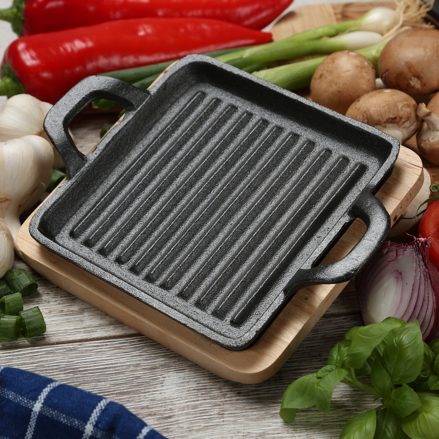 GAUMENKICK Grillpfanne Gusspfanne mit 2 Griffen u. Holzuntersetzer Servierpfanne 14x14cm, Gusseisen (1-tlg)