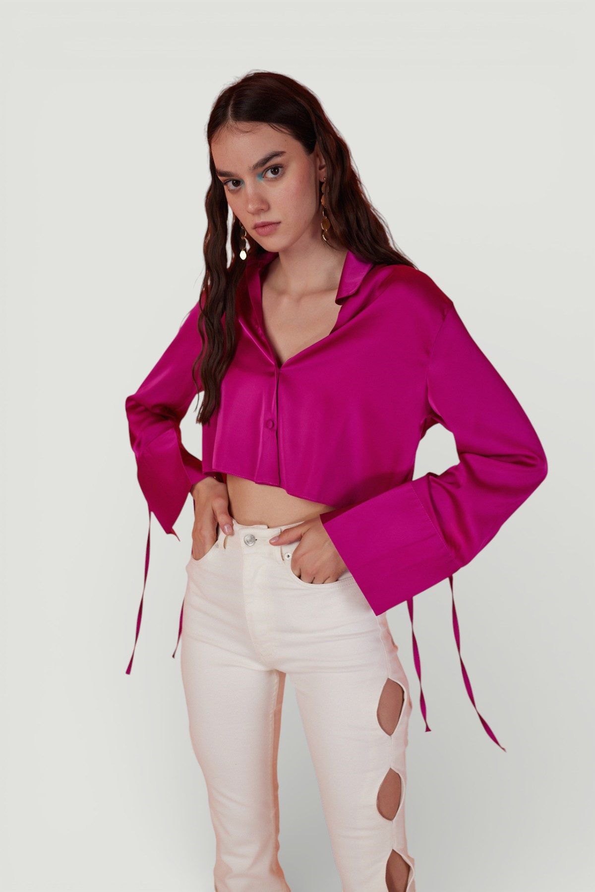 HOLLY LOLLY Langarmhemd Strukturiertes Satin Crop Shirt