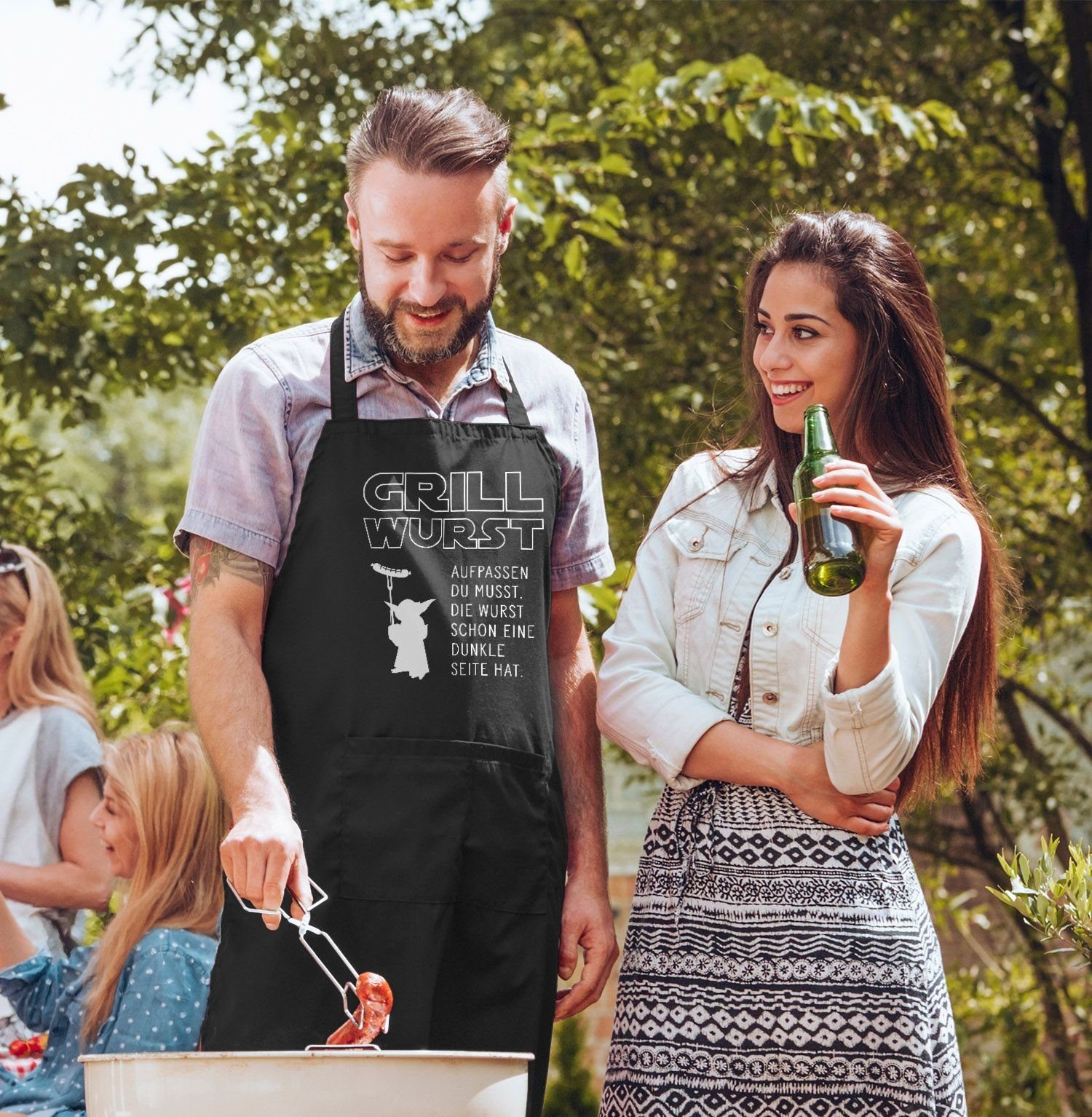 MoonWorks Grillschürze Grill-Schürze für Männer mit Spruch Grill Wurst Aufpassen du musst, die Wurst schon eine dunkle Seite hat Küchenschürze Moonworks®, mit kreativem Aufdruck
