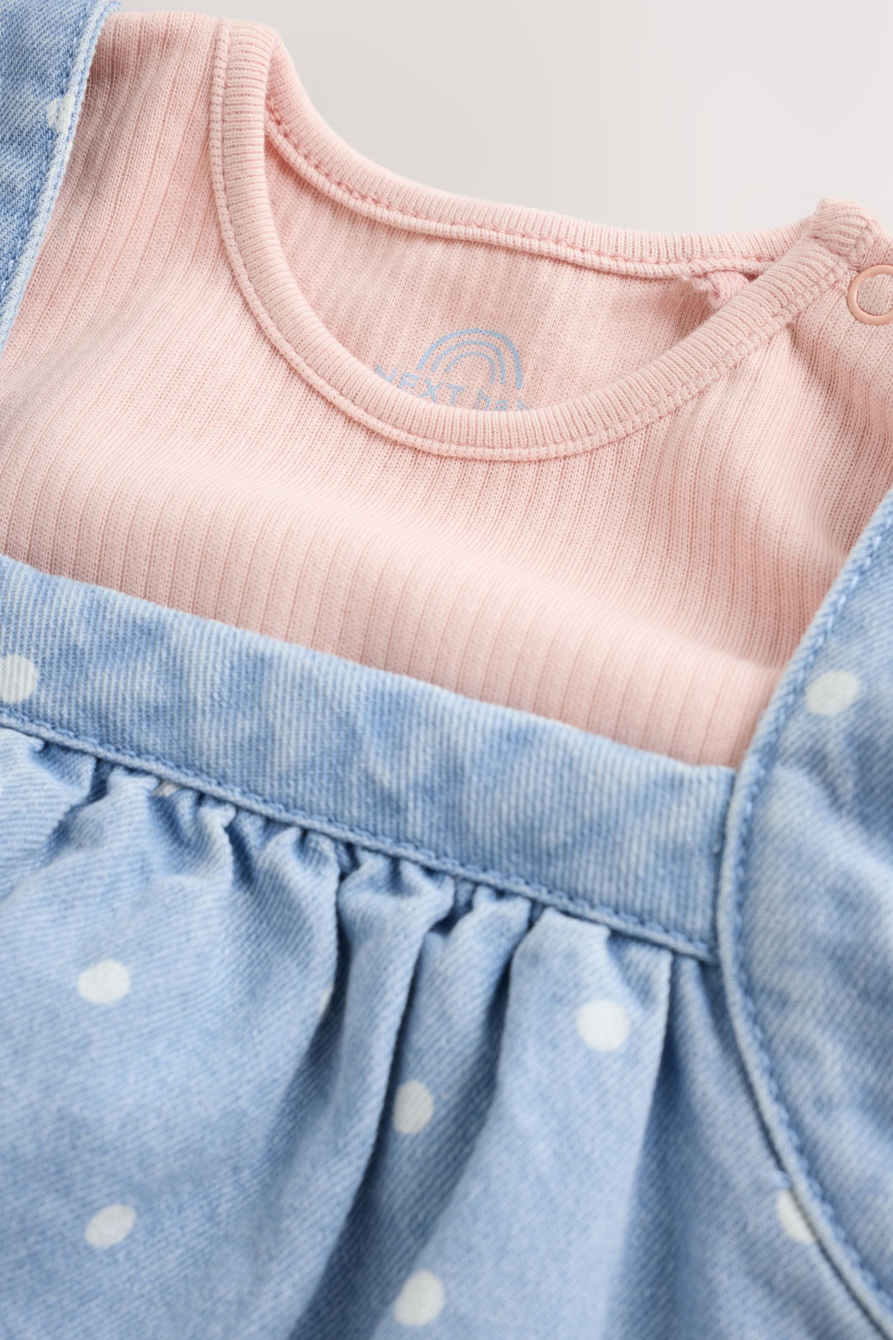 Next Latzkleid 3-teiliges Baby-Set: Kleid, Body und Strumpfhose (3-tlg) – Bild 3 von 5