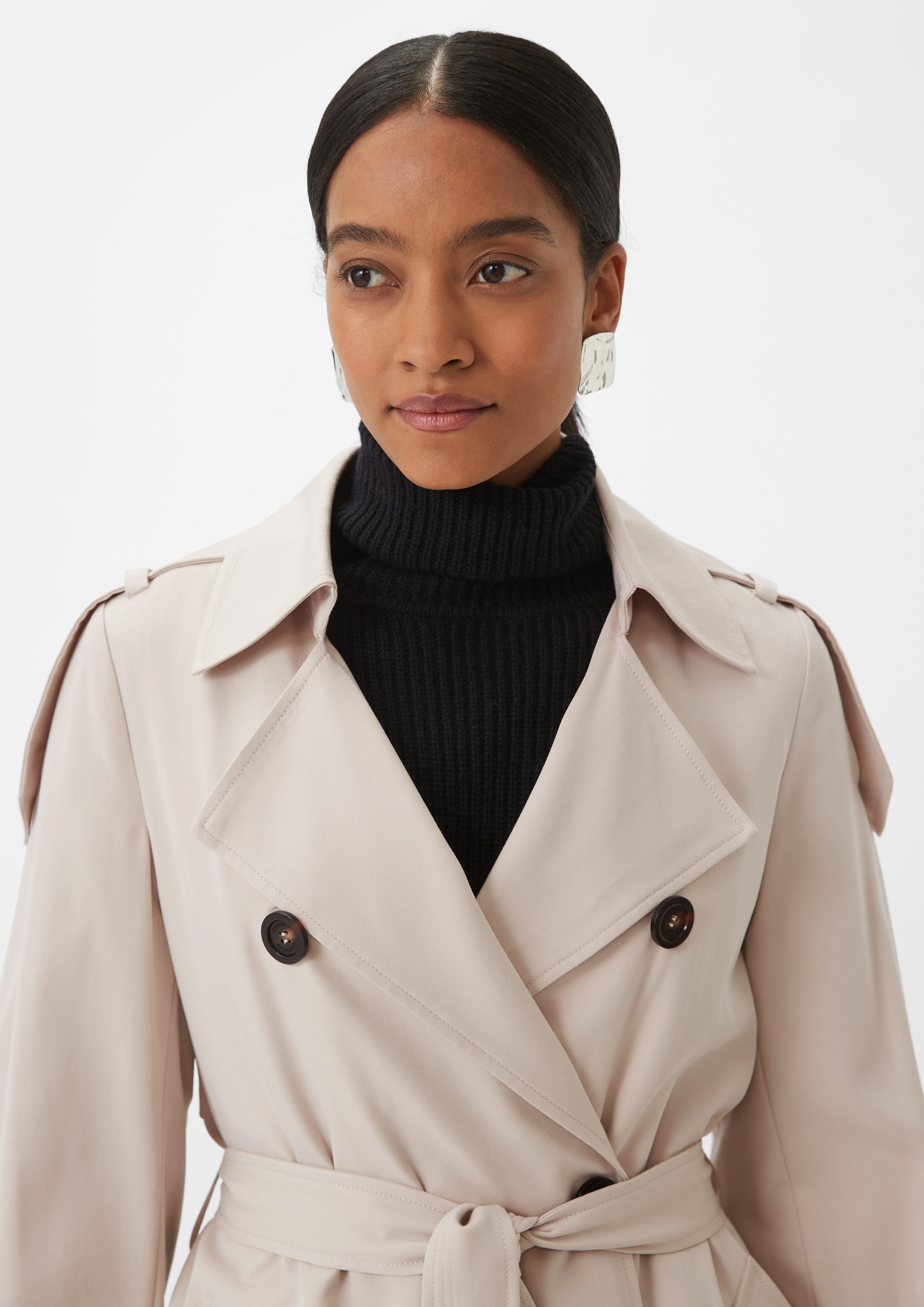 Comma trenchcoat 2025