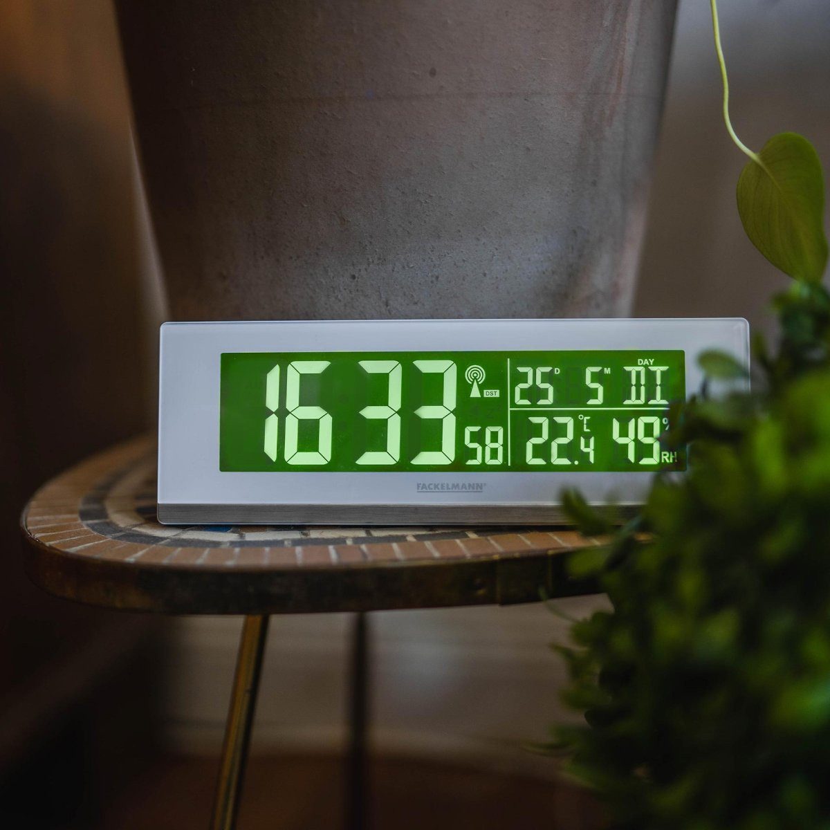 FACKELMANN Funkuhr Digitale Funkuhr – Wecker, Thermometer, Hygrometer, USB-Ladefunktion