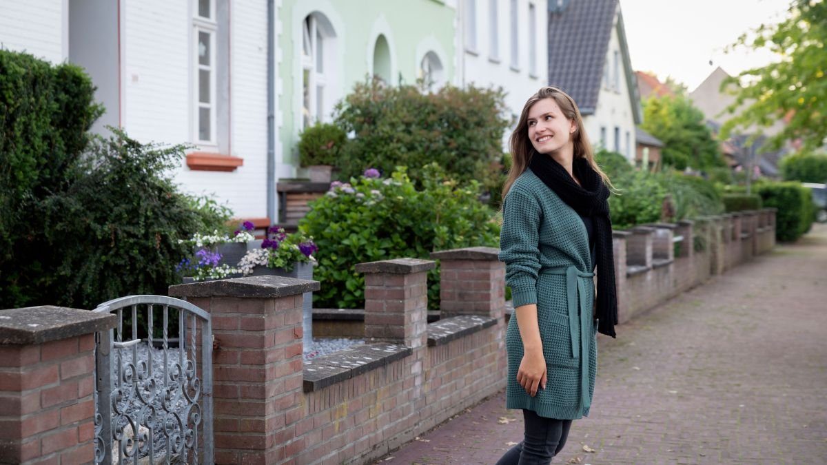 Knit Factory Strickjacke Robin Strickjacken 36/38 Glatt Grün (1-tlg) modern Strickware Strickartikel Strickmode