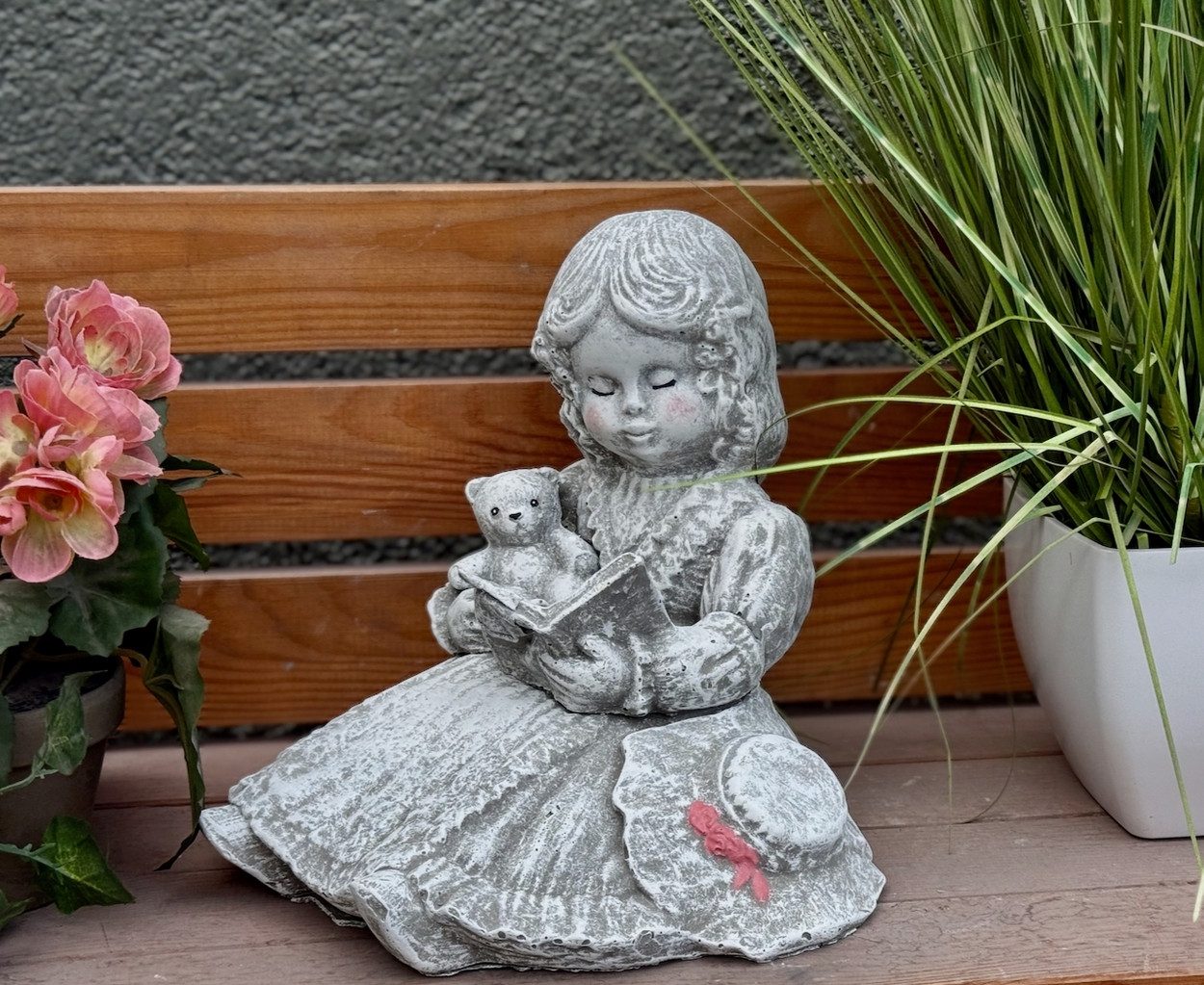 Stone and Style Gartenfigur Frostfeste Steinfigur Mädchen lesend mit Teddy