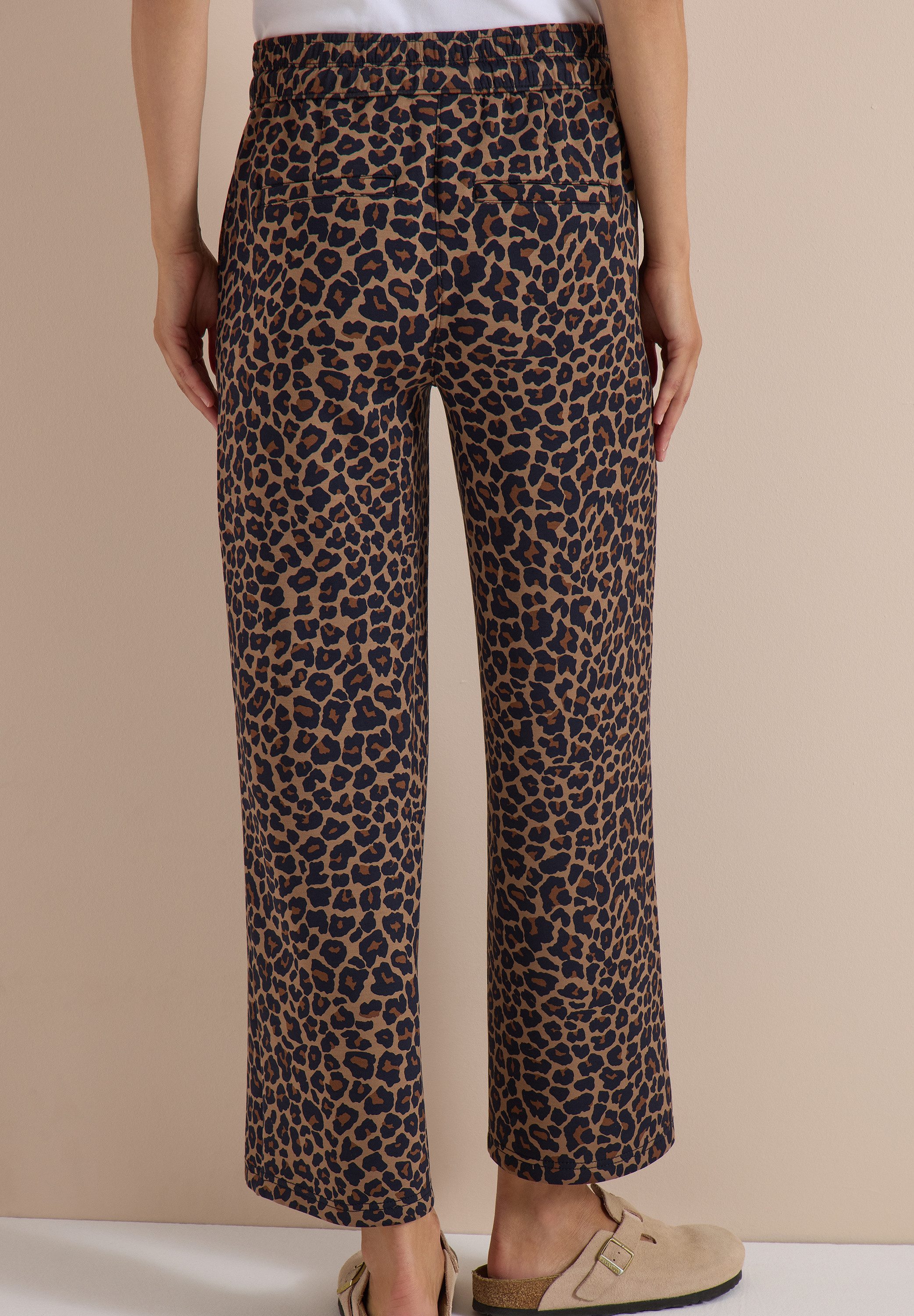 CECIL Stoffhose Style Neele Viskosemix in Silk-Touch-Qualität, Elastikbund, Animal Print – Bild 2 von 5