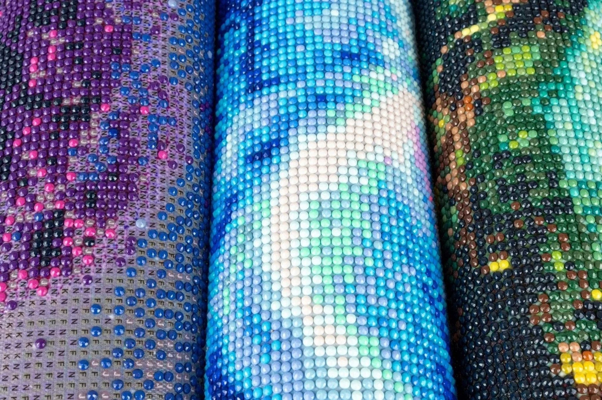 LA CUTE Malen nach Zahlen 5d Diamant Mosaik Stickerei 5D Leuchtender Gepard 30x40cm. (DIY Diamant-Malerei Set für kreative Bastelprojekte., Enthält Leinwand, Diamanten, Applikator, Aufbewahrungsbehälter), Selbstklebende Leinwand, verschiedene Diamantgrößen und -farben