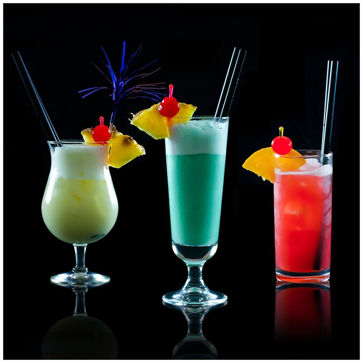 Cocktails (1 Bunte St), vor Hintergrund Ikea Tisch Tischplatte Wallario schwarzem für geeignet Lack