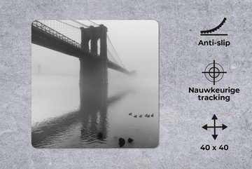 MuchoWow Gaming Mauspad Nebel bedeckt die Brooklyn Bridge in New York in schwarz-weiß (1-St), Mousepad mit Rutschfester Unterseite, Gaming, 40x40 cm, XXL, Großes