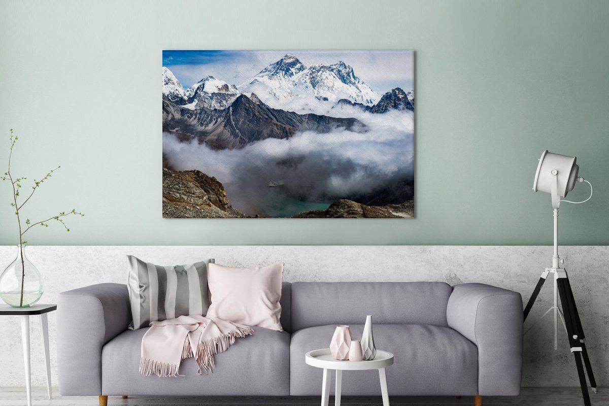 OneMillionCanvasses® Leinwandbild Verschneiter in Mount großes, Wohnbereiche, St), Gipfel Wandbild 120x80 für Everest des cm alle Gemälde, (1 den Wolken, XXL