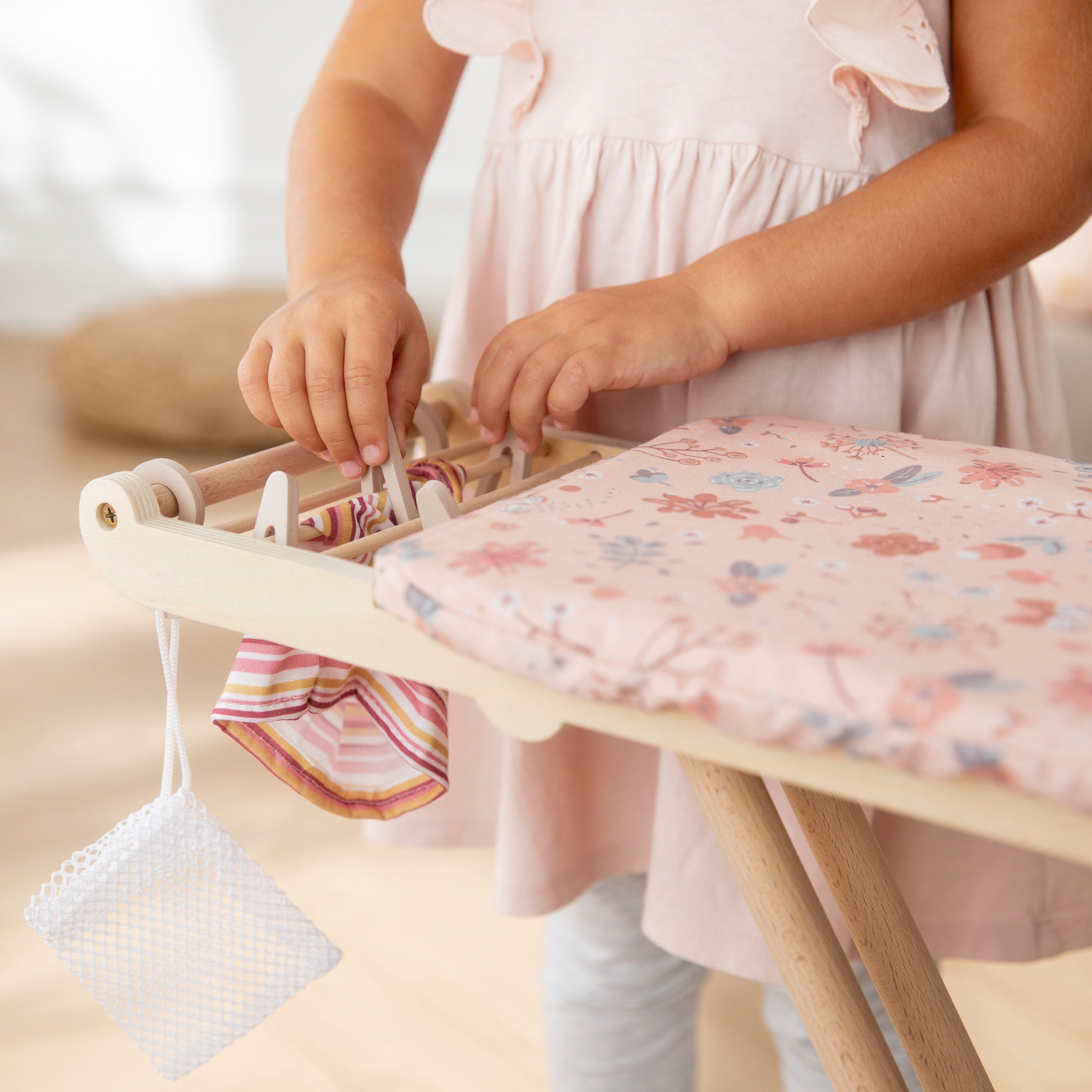 howa Kinder-Bügelbrett miniflowers, Spielzeug Bügelbrett Holz klappbar, höhenverstellbar, mit Bügeleisen