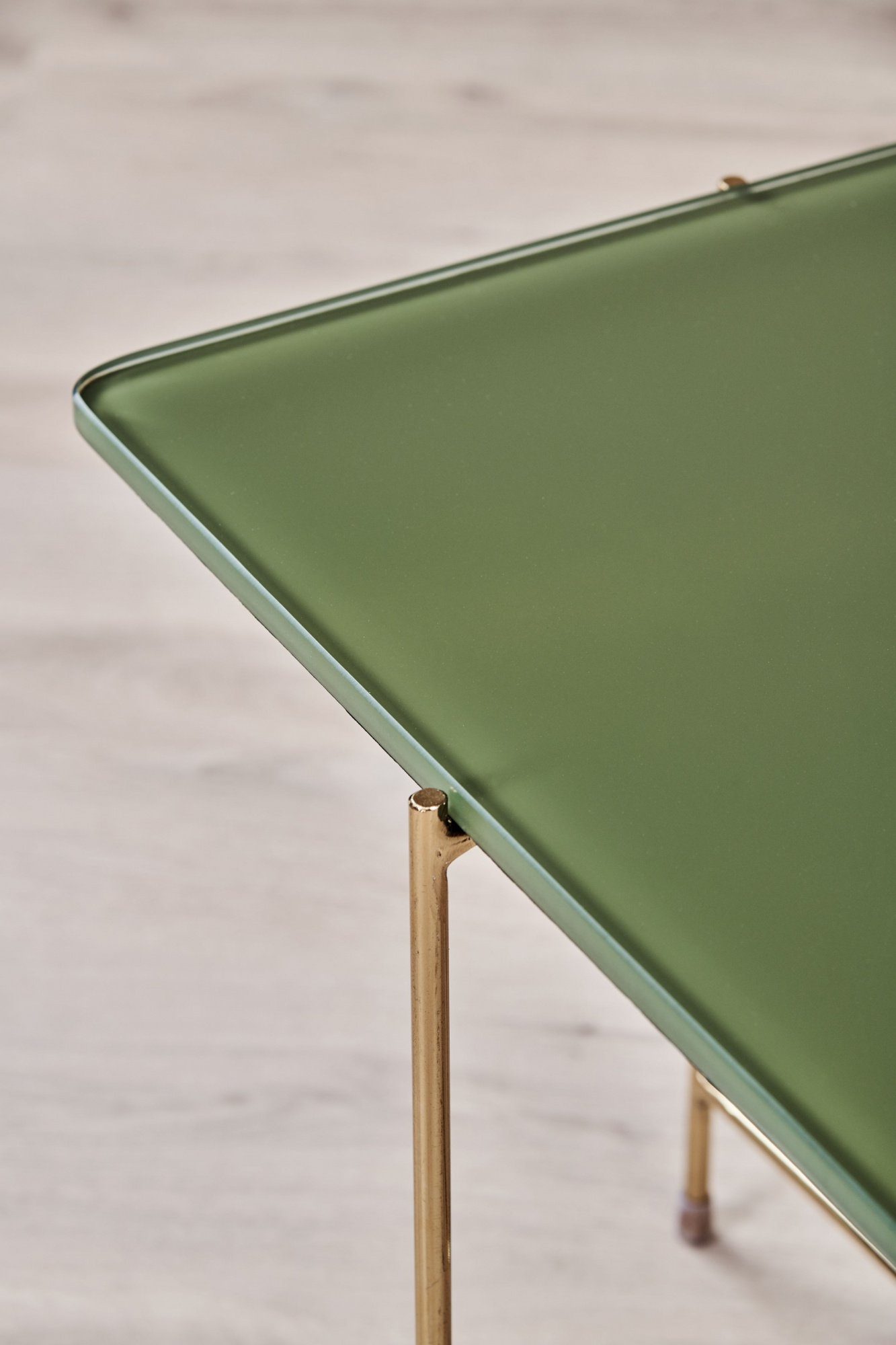 45x50x50 Eisen, Fußgestell Glas Couchtisch carla&marge in (HxBxT), (Tisch gefärbter mit aus goldfarbenem cm Beistelltisch mit aus grüner und Lou Grün Glasplatte Platte