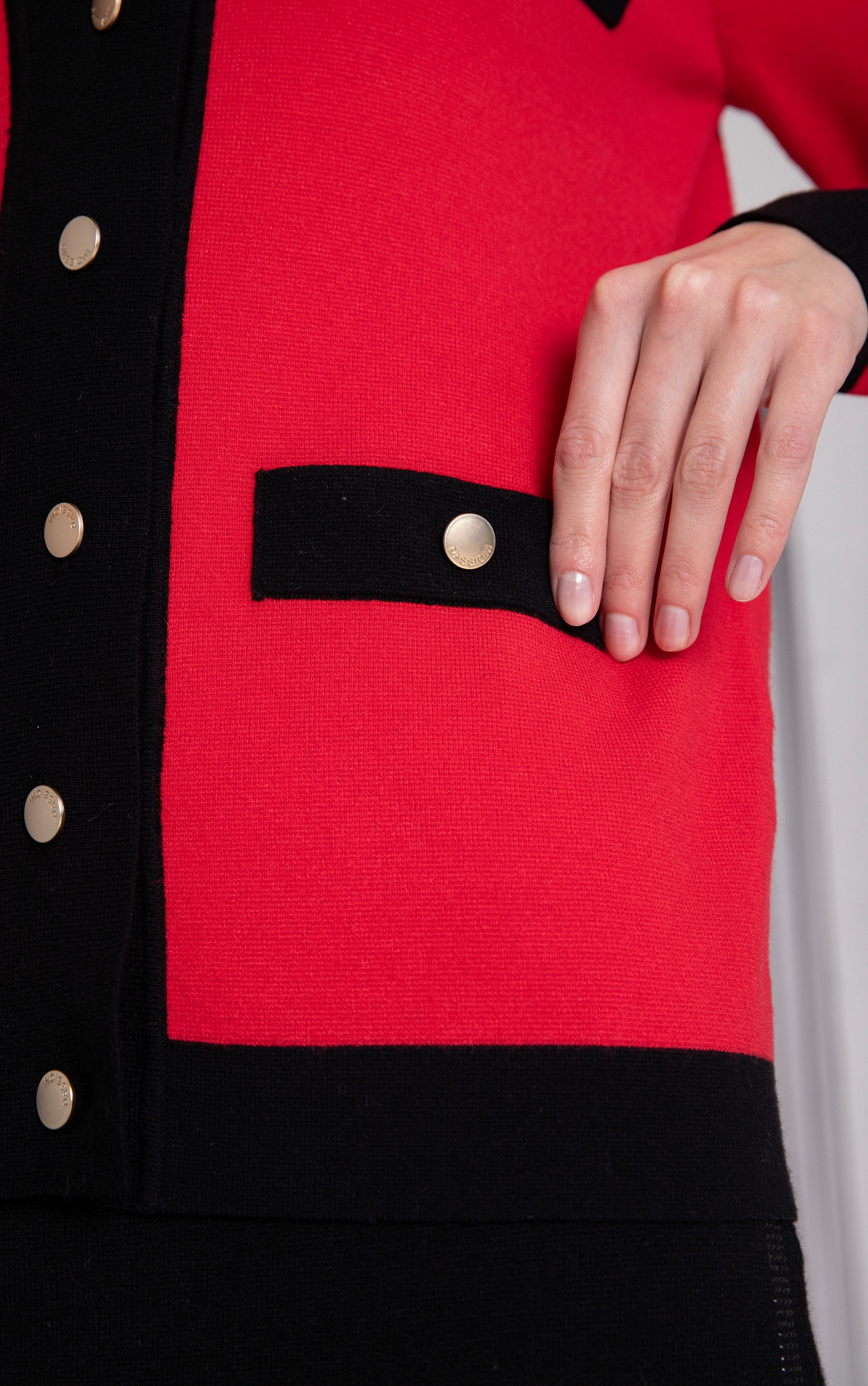 Passioni Strickjacke mit Stehkragen in Rot und Schwarz und goldenen Knöpfen – Bild 5 von 5