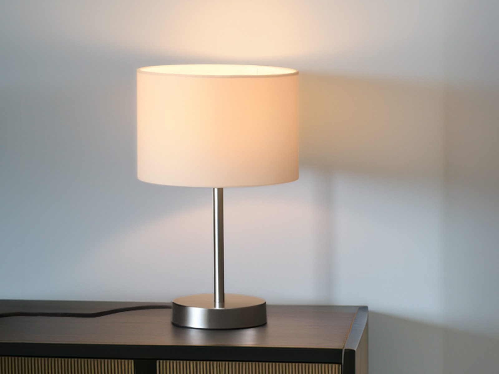 TRIO Leuchten LED Nachttischlampe mit Stoff Lampenschirm Höhe 32cm, Dimmfunktion, LED wechselbar, Warmweiß, Designklassiker Tischlampe dimmbar für Nachttisch & Fensterbank