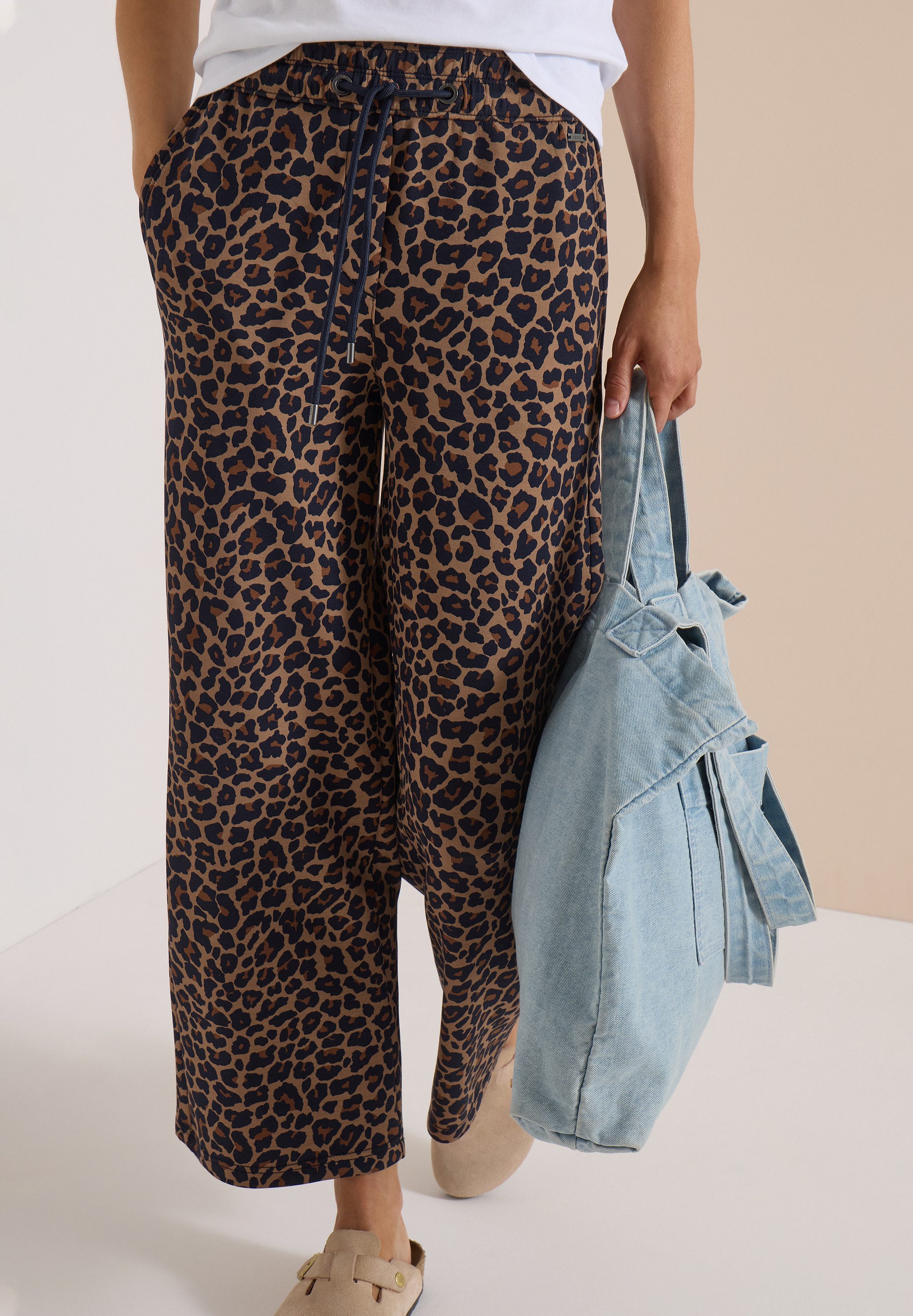 CECIL Stoffhose Style Neele Viskosemix in Silk-Touch-Qualität, Elastikbund, Animal Print – Bild 3 von 5