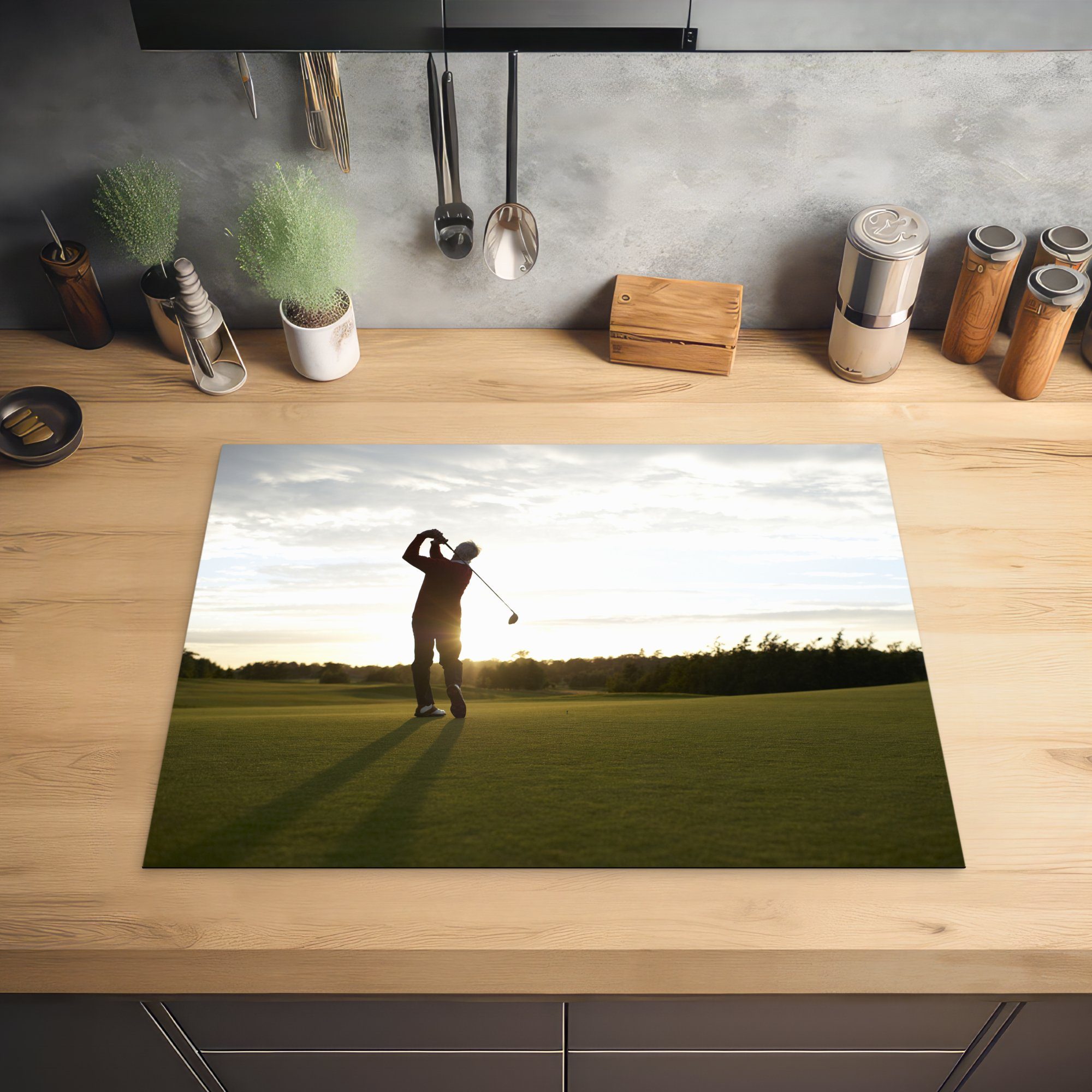 (1 cm, 71x52 Sonnenuntergang, Ceranfeldabdeckung die Golf Schutz tlg), einem Vinyl, Herdblende-/Abdeckplatte für küche, mit Mann spielt Induktionskochfeld MuchoWow schönen Ein