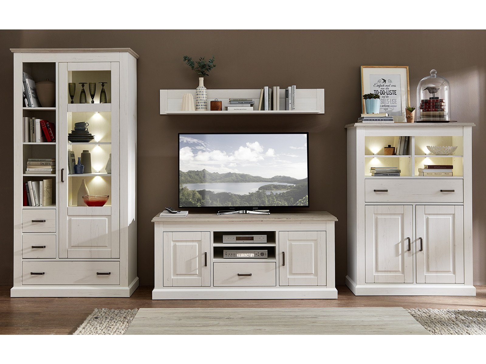 möbelando Wohnwand Lima, Wohnwand in Pinie hell, Front MDF, Korpus Pinie hell Nachbildung aus Spanplatte, Oberböden aus MDF in Taupe, Griffe aus Metall in Alt-Antik, Klarglas bestehend aus 1 Vitrine, 1 Highboard, 1 TV-Lowboard, 1 Wandboard, inkl. 2D-LED-Hintergrundbeleuchtung, Soft-Close-Schubkastenauszug, Soft-Close-Scharniere, Hängebeschläge. Breite 378 cm, Höhe 204 cm, Tiefe 52 cm.