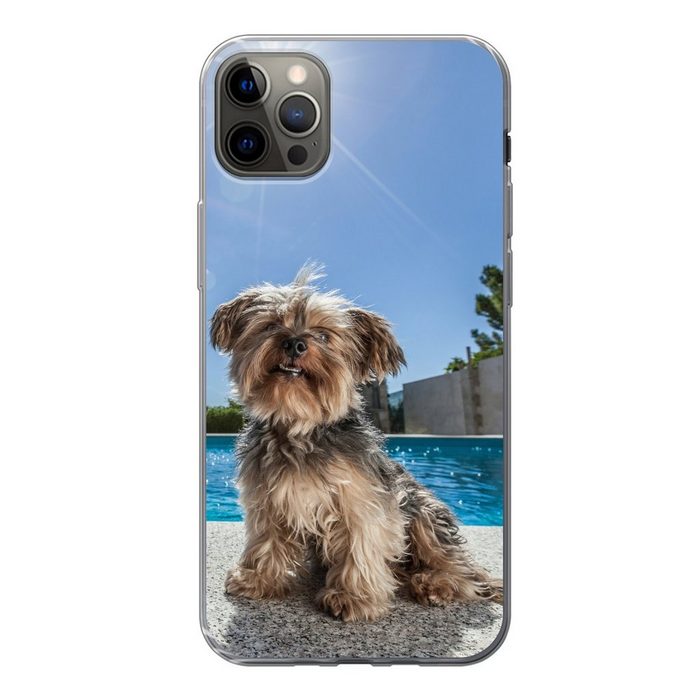 MuchoWow Handyhülle Yorkshire Terrier an einem Pool an einem sonnigen Tag Handyhülle Apple iPhone 13 Pro Max Smartphone-Bumper Print Handy