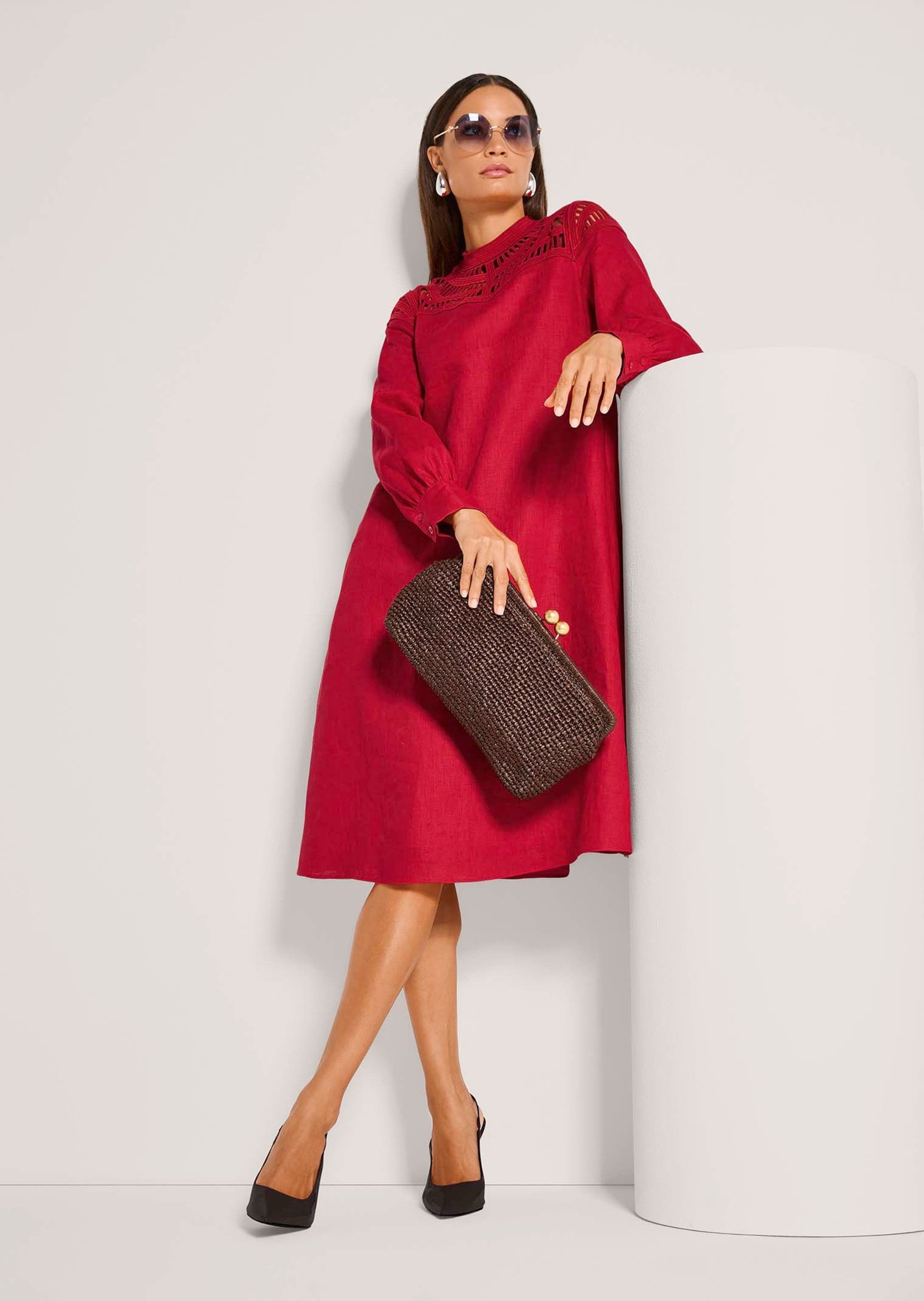 MADELEINE Midikleid Sommerkleid aus Naturgarn und Spitze Leinenkleid mit Stehkragen, Knopfverschluss und langen Ärmeln