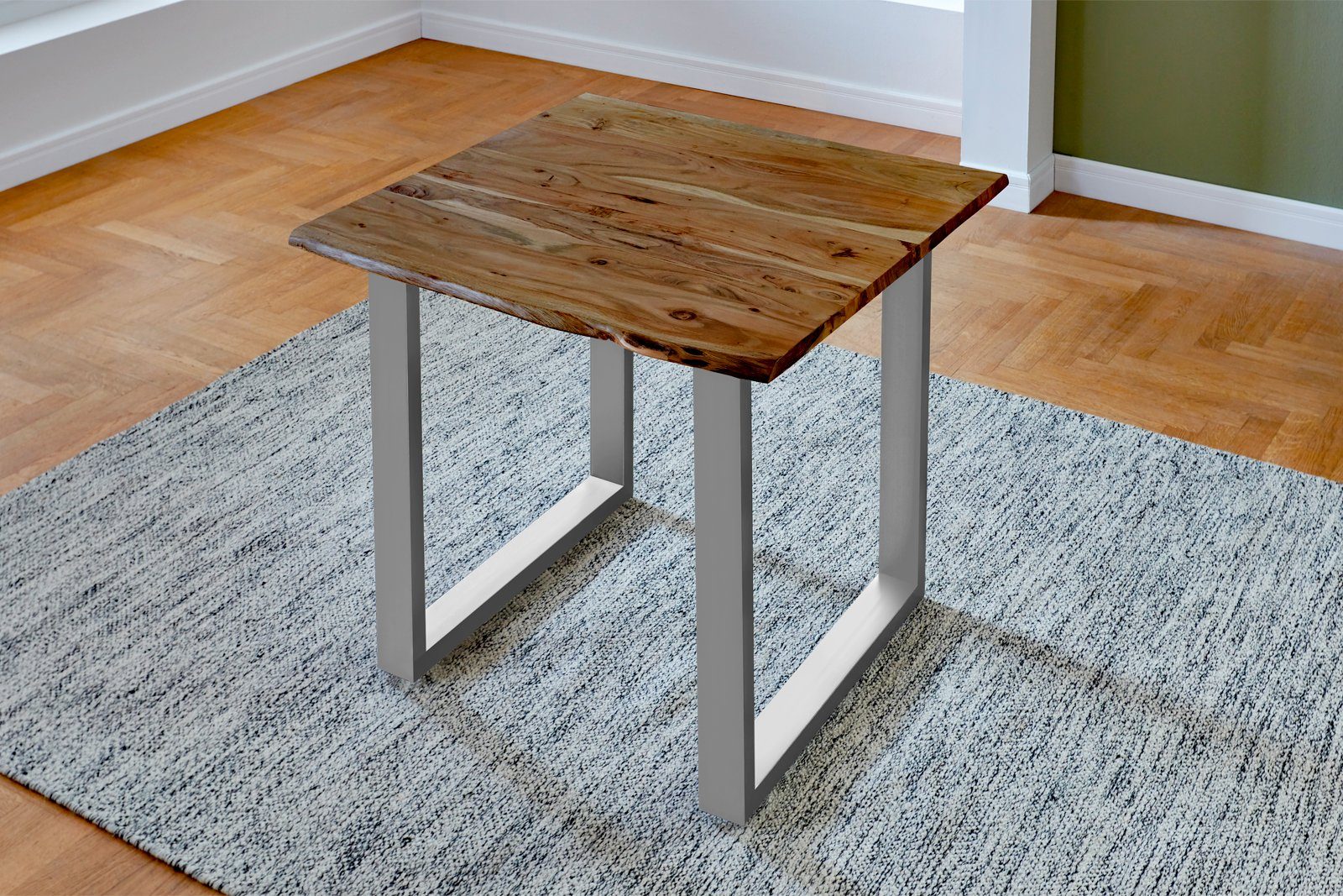 Lubin, Tischplatte Stärke Baumkante Silber Junado® | Massivholz, Baumkantentisch 26mm, Akazie natürliche Nussbaumfarben