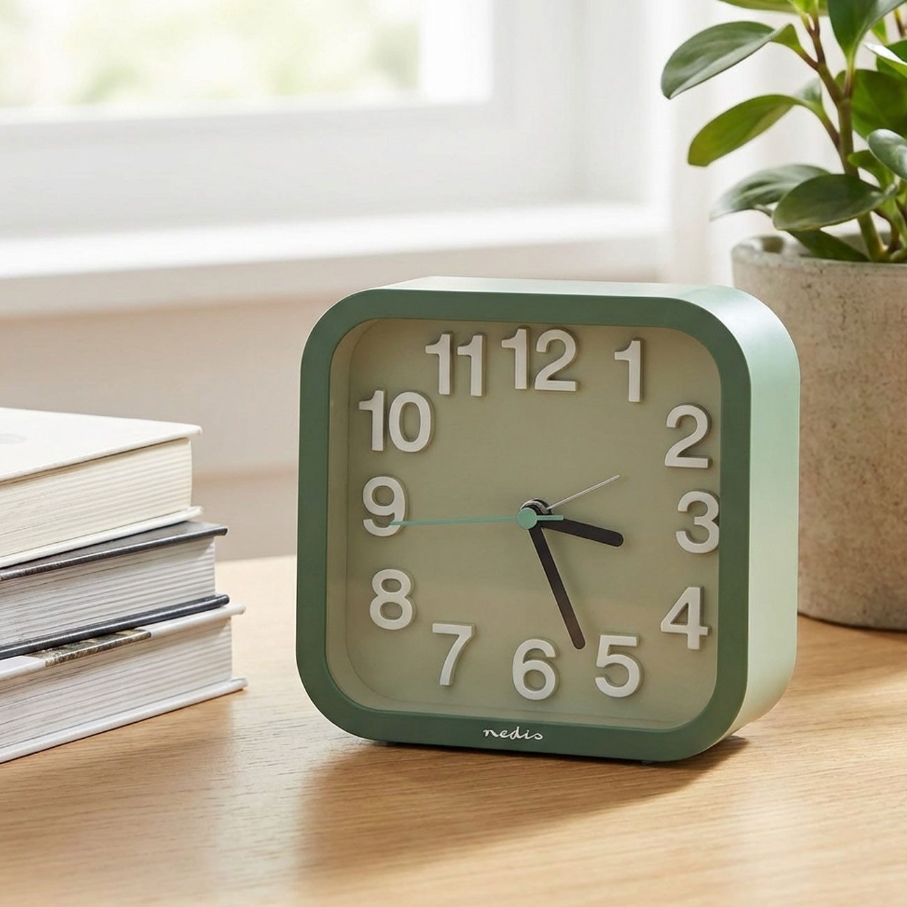 Nedis Wecker Retro Wecker Analog Tischuhr Quarzwecker batteriebetrieben ohne Ticken, leise, geräuscharm, schleichende Sekunde
