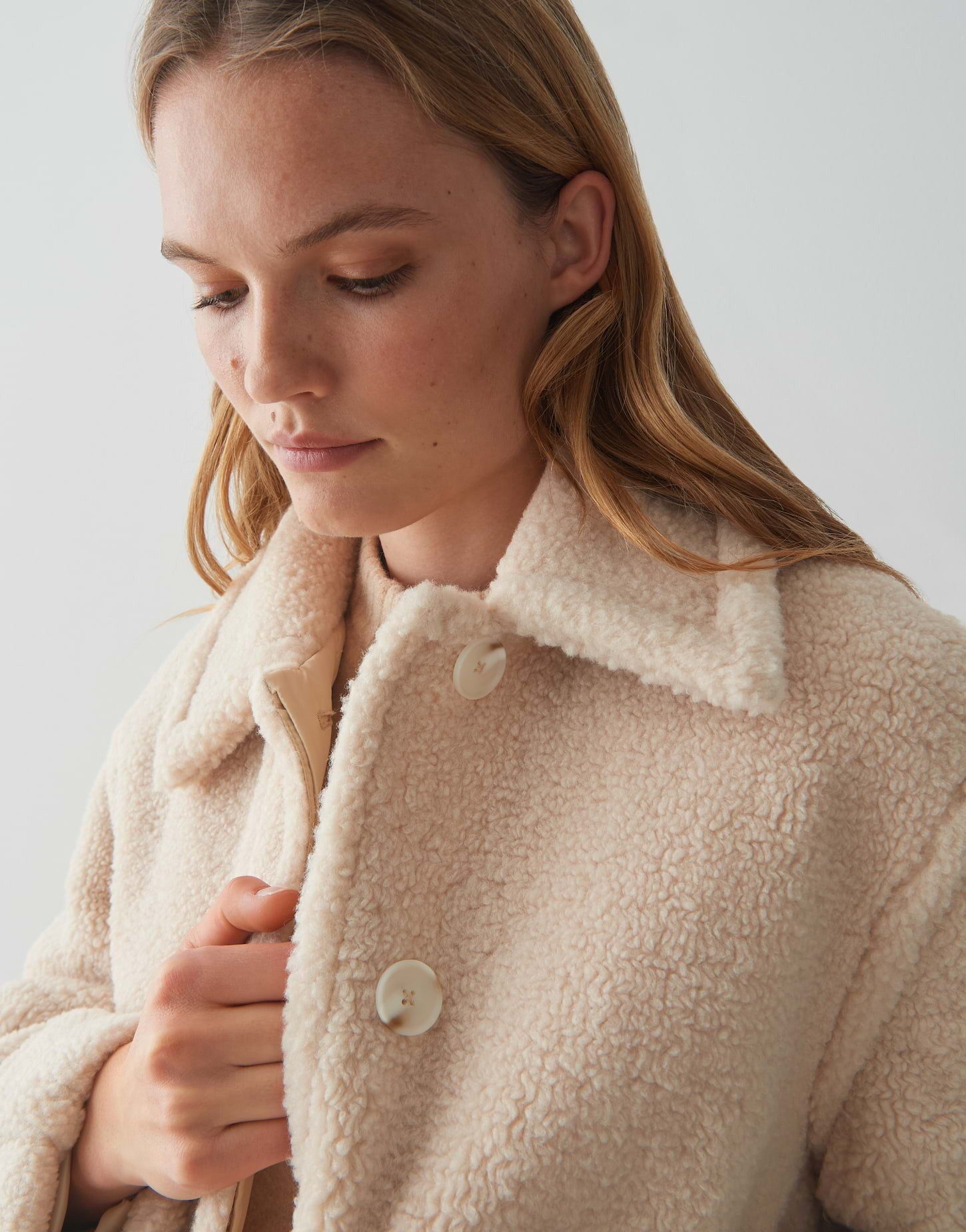 OPUS Wintermantel HEDDY aus recyceltem Polyester ovaler Schnitt, knielang, verdeckte Knopfleiste