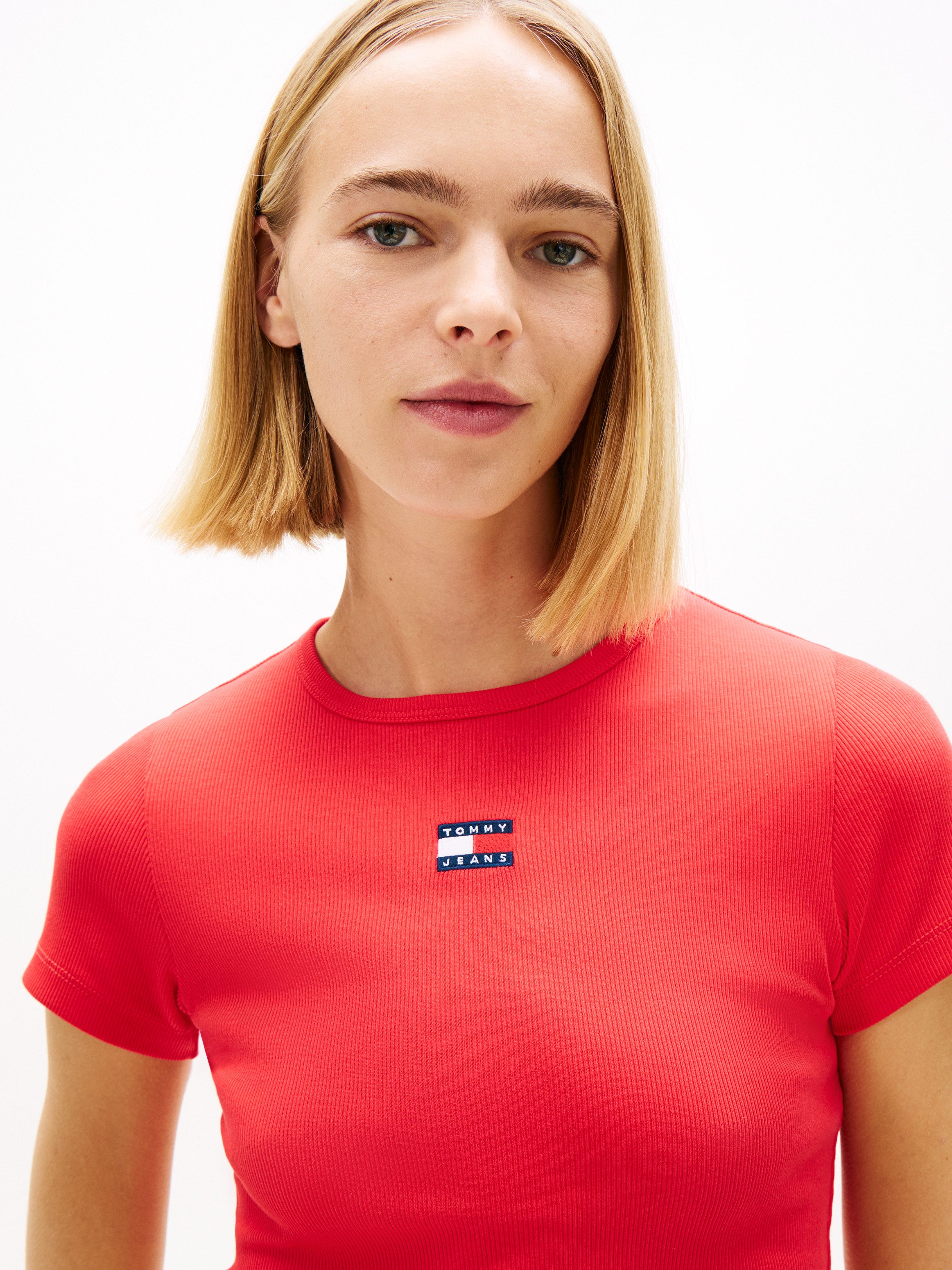 Tommy Jeans Kurzarmshirt TJW SLIM BADGE RIB TEE mit gerippter Struktur