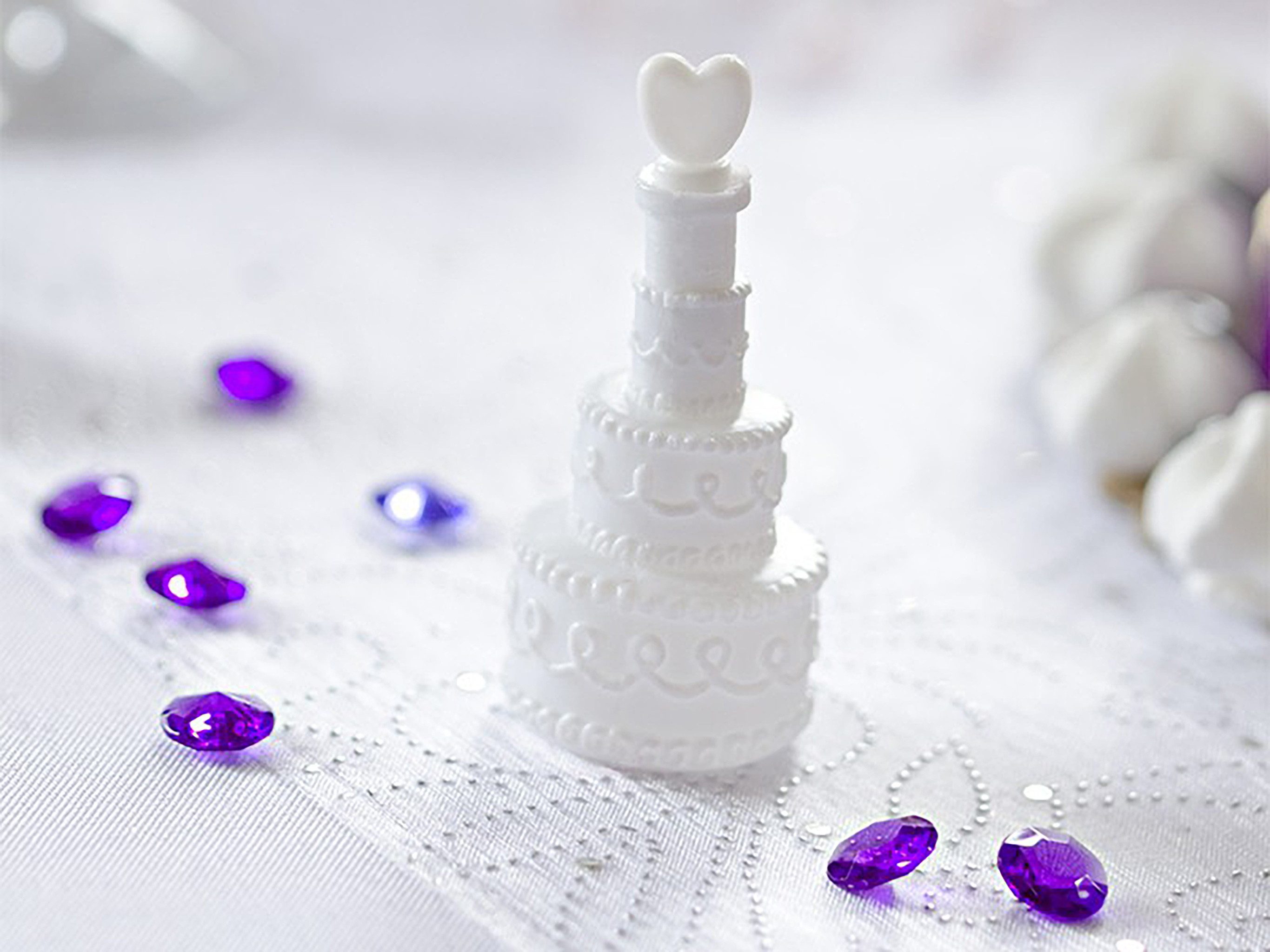 partydeco Dekoobjekt, Seifenblasen Set Hochzeitstorte 10cm Weiß 24 Stück mit Stäbchen