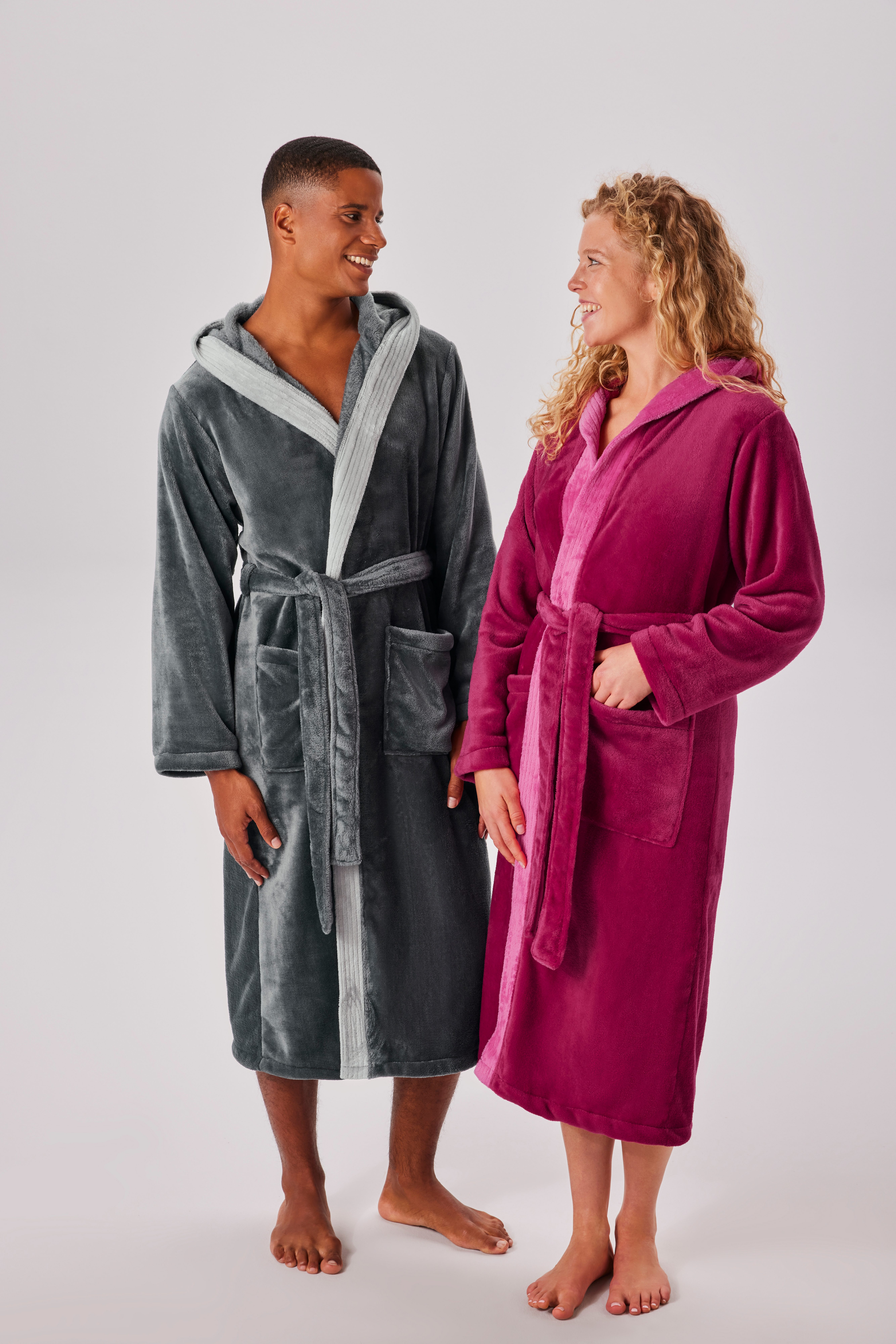 OTTO home Unisex-Bademantel Miia, ideal für Sauna, Spa & im Urlaub, Langform, Microfaser, Kapuze, Gürtel, weich und kuschelig, plüsch, für Damen und Herren, S-XL