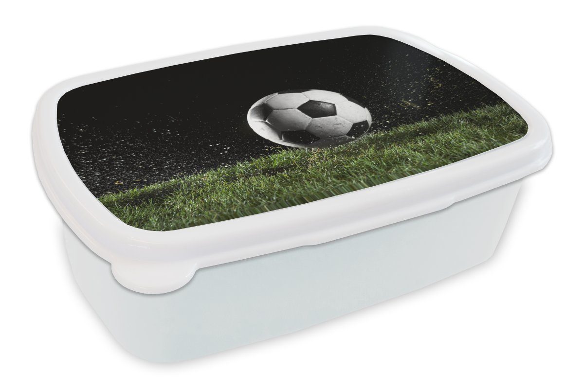 MuchoWow Lunchbox Fußball auf der Wiese, Kunststoff, (2-tlg), Brotbox für Kinder und Erwachsene, Brotdose, für Jungs und Mädchen weiß