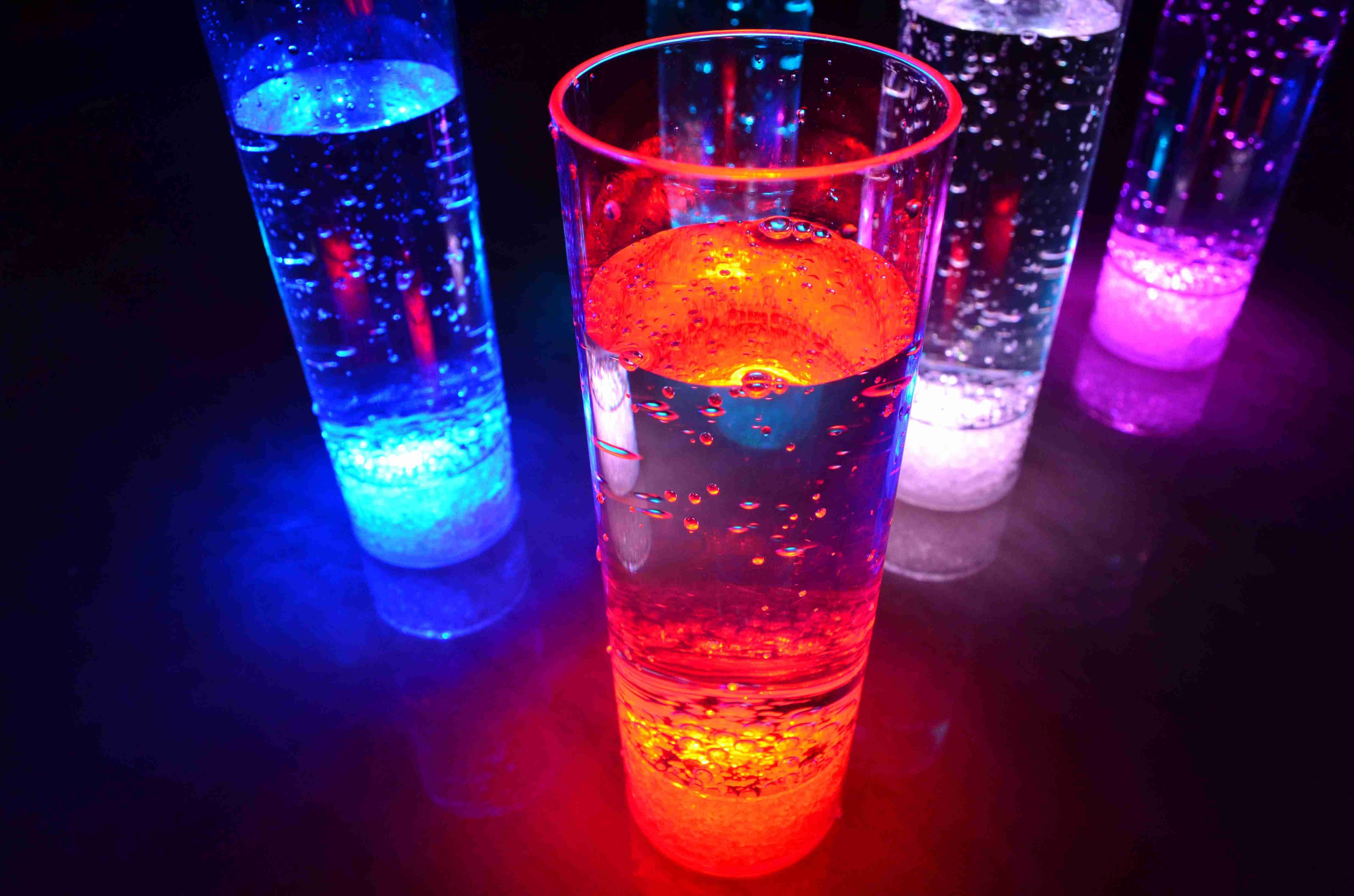 PRECORN LED Blinklicht 2er Set LED Longdrinkglas Party-Glas Kunststoffglas Trinkglas 400 ml