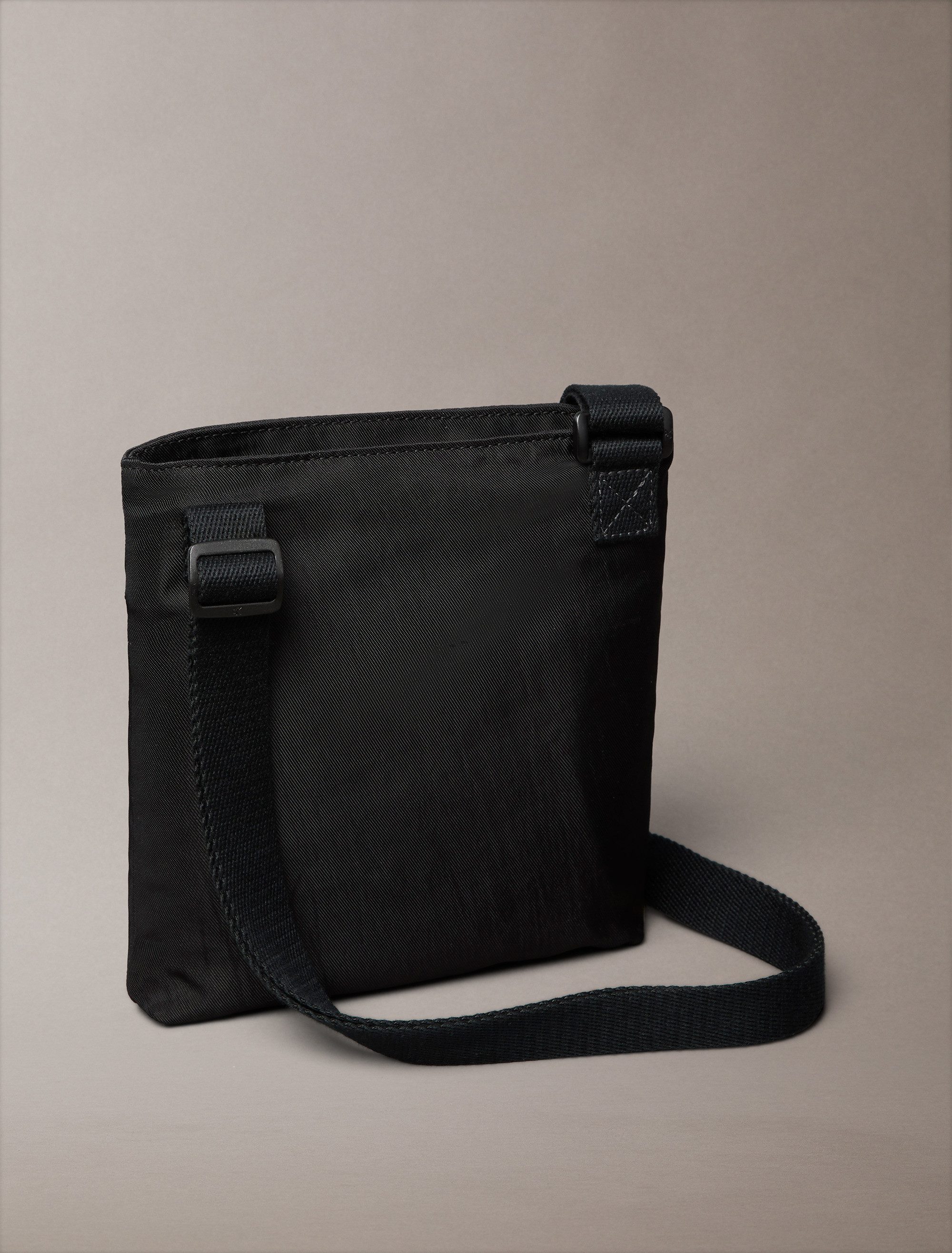 Calvin Klein Umhängetasche BOLD FLATPACK, Crossbody Bag, Herren Schultertasche, Minibag mit CK-Logo