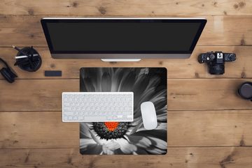 MuchoWow Gaming Mauspad Schwarz-Weiß-Foto einer Ringelblume mit einem roten Herz (1-St), Mousepad mit Rutschfester Unterseite, Gaming, 40x40 cm, XXL, Großes