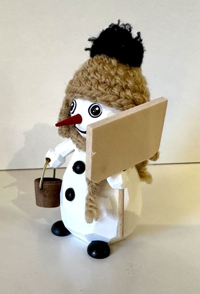 Schneemann Geschnitzter Schneemann Frosti Wolfgang mit Schneeschippe, Eimer und