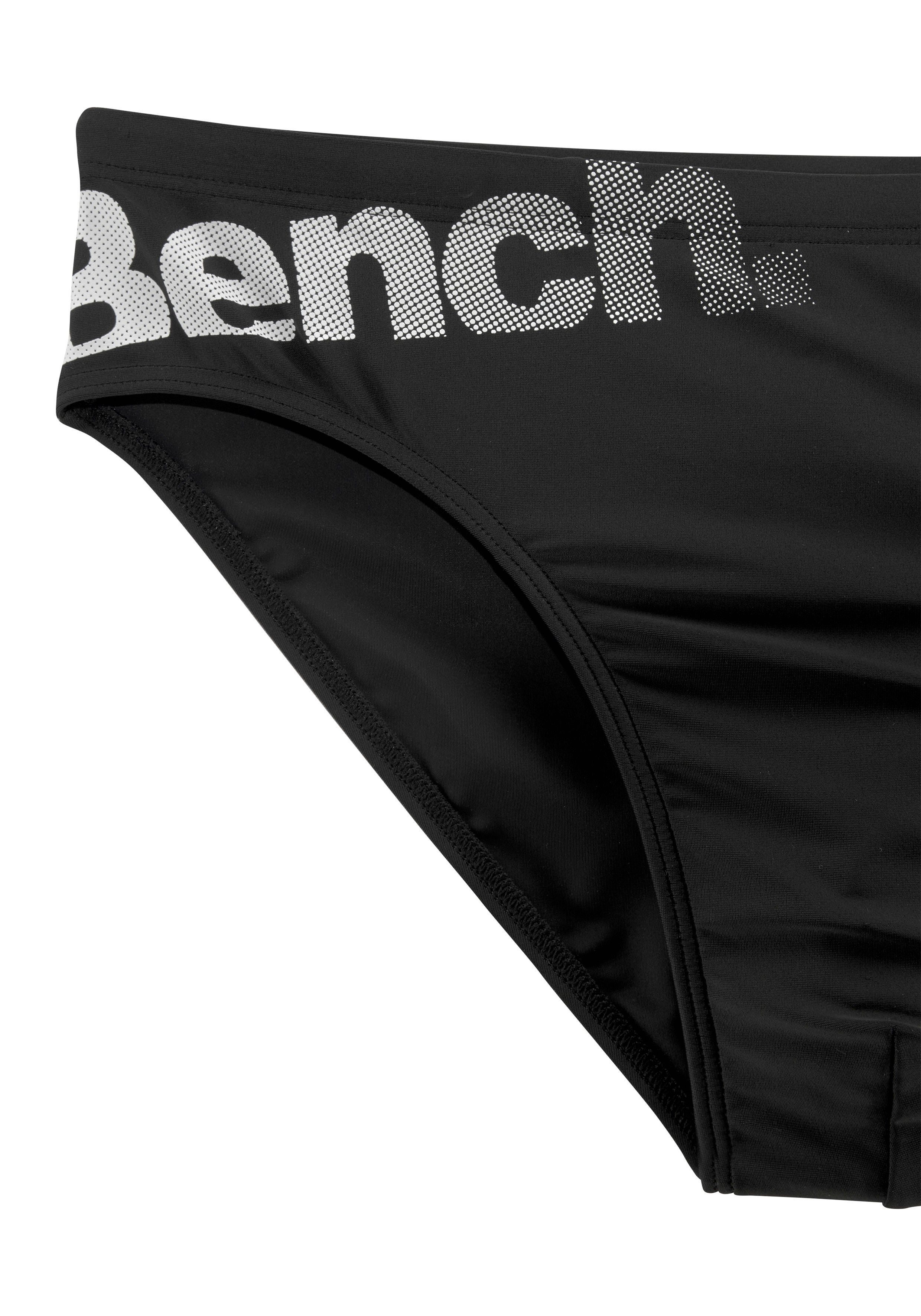 Bench. Badeslip mit Bench-Schriftzug