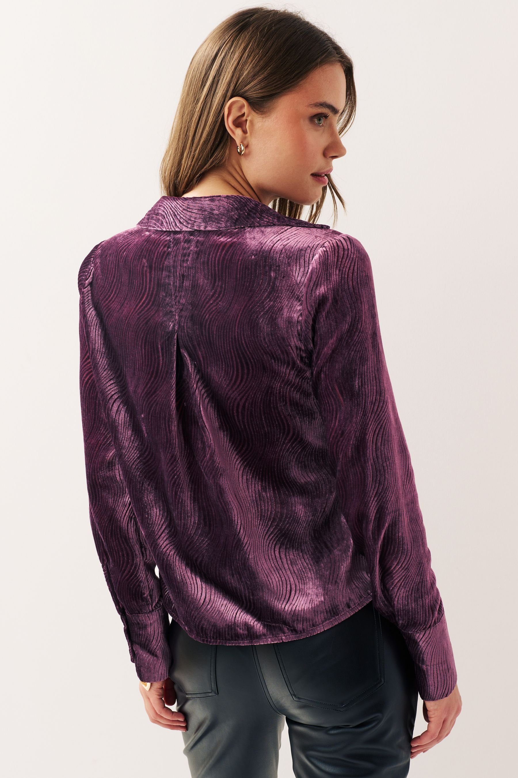 Samt (1-tlg) Bindeschleife gemustertem Langarmbluse aus mit Bluse Next Purple