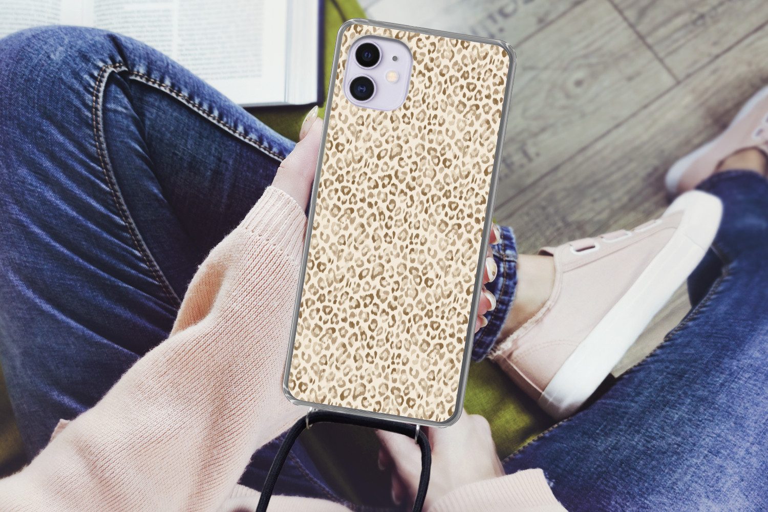 MuchoWow Handyhülle für Apple iPhone 12 Leopard - Klassisch - Beige, Tragbare Handyhüllen mit Kette zum umhängen, Handykette Handyband