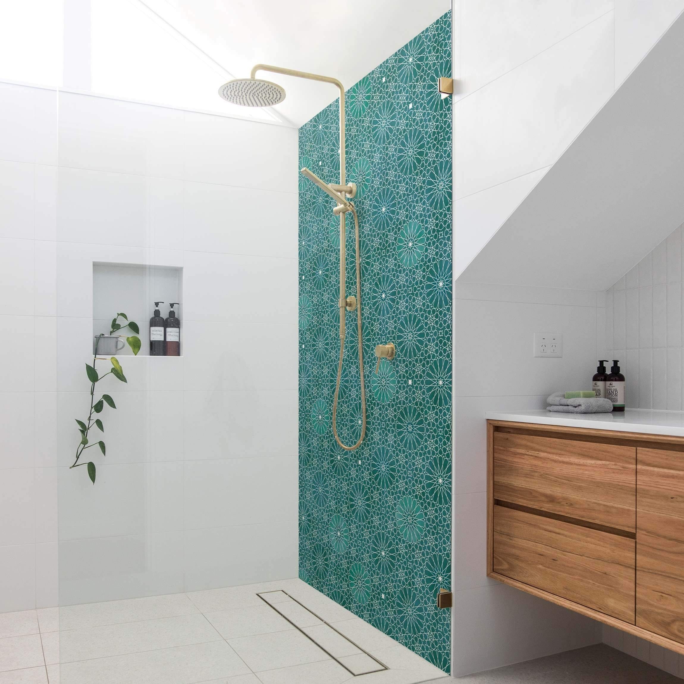 Bilderdepot24 Duschrückwand Muster türkis Duschrückwand ohne Bohren Orientalisch, (1-tlg., 0,61 mm starke Folie selbstklebend Wandpaneele Dusche versch. Größen), fugenlose & wasserfeste Motiv Rückwand Wandverkleidung für Duschkabine