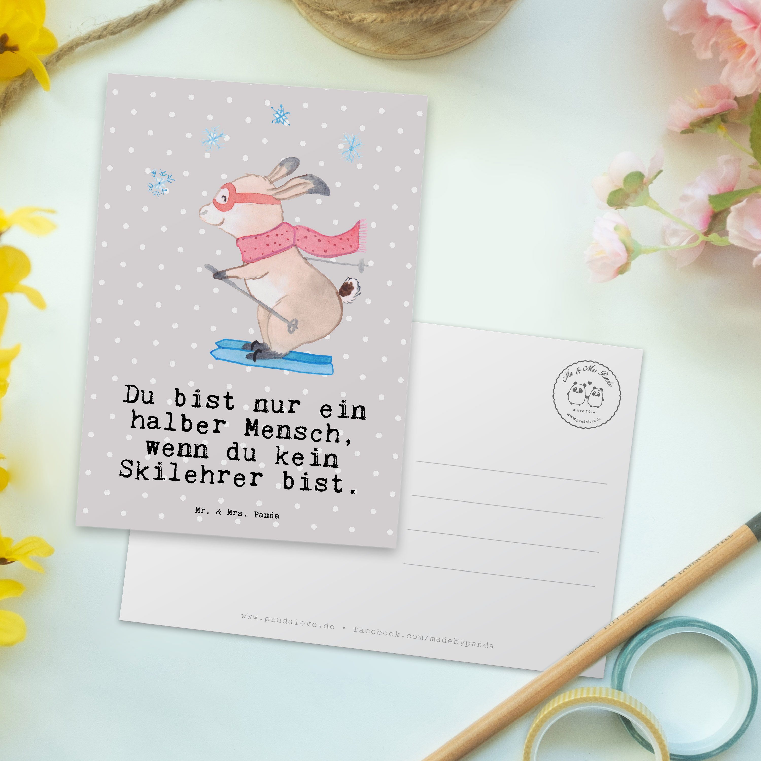 Pastell Mrs. & Panda Postkarte Ansich Grau Skilehrer mit Geschenk, - Einladungskarte, Herz - Mr.