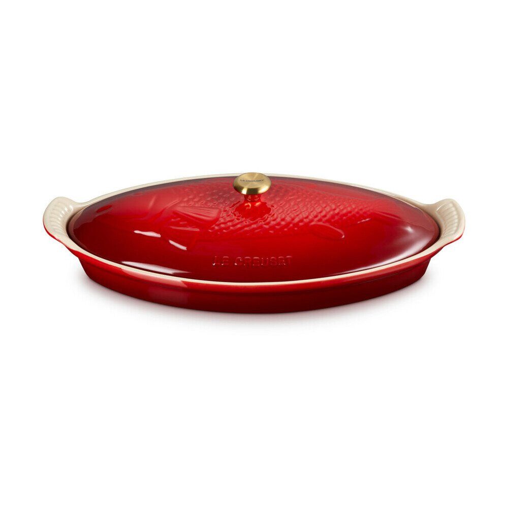 LE CREUSET Backform Fischbackform mit Deckel 34 cm Tradition Kirschrot, (1-tlg), Fischbräter, Fischform mit Deckel, geprägtes Fischmotiv, Steinzeug
