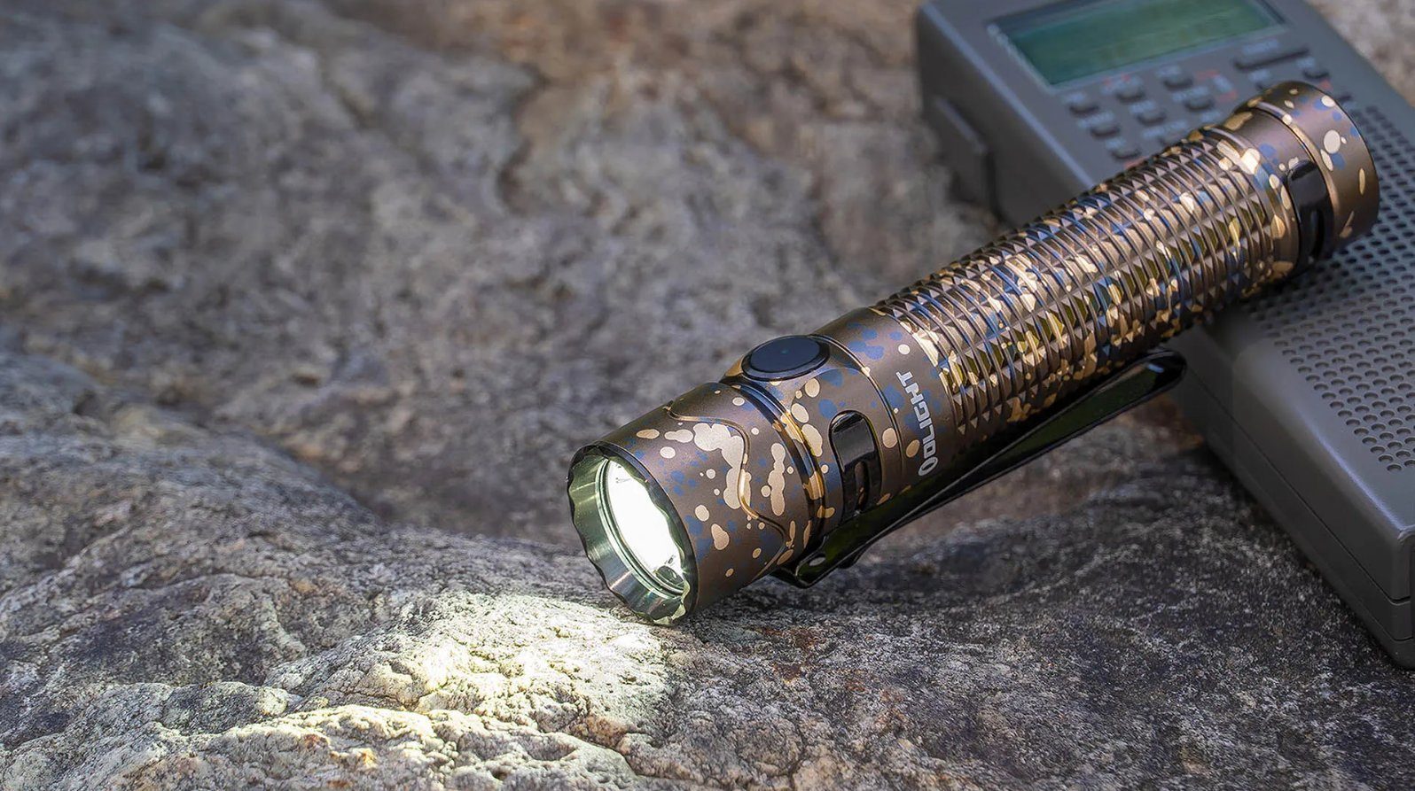 Taschenlampe, Warrior Modi 5 1750 2 OLIGHT Camo Lumen Desert Taktische Mini LED Taschenlampe